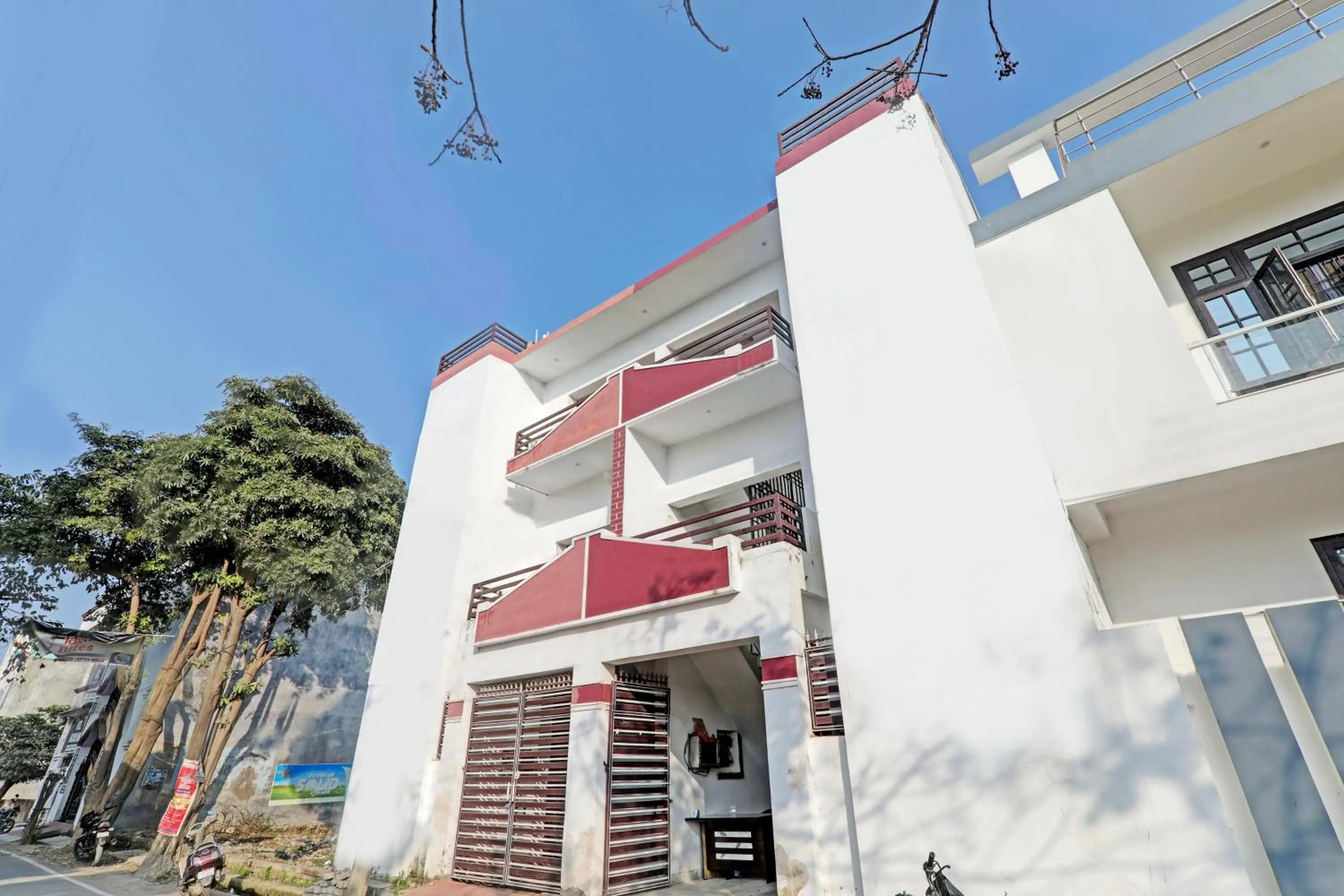 Facade/entrance in Hotel O Jankipuram Paradise Hotel