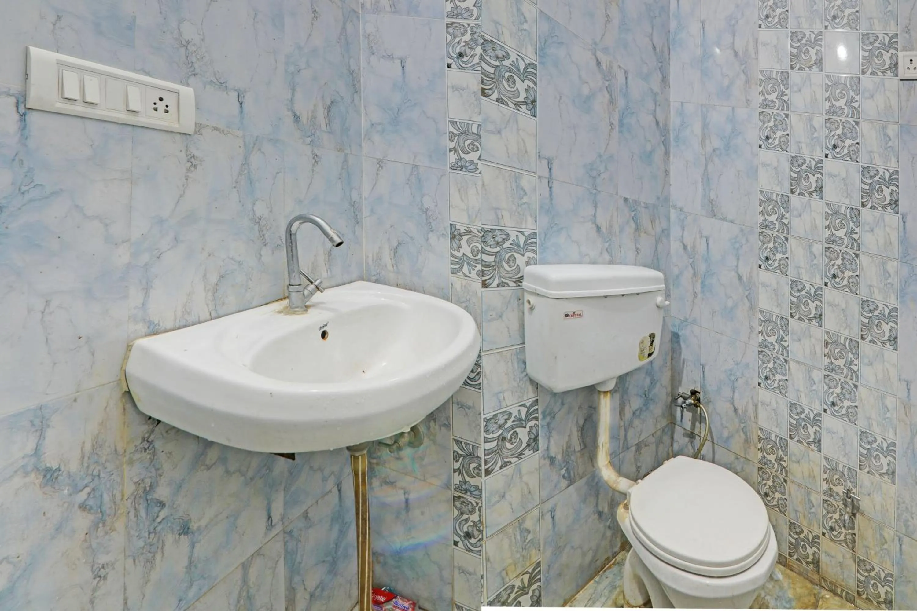 Bathroom in Hotel O Jankipuram Paradise Hotel