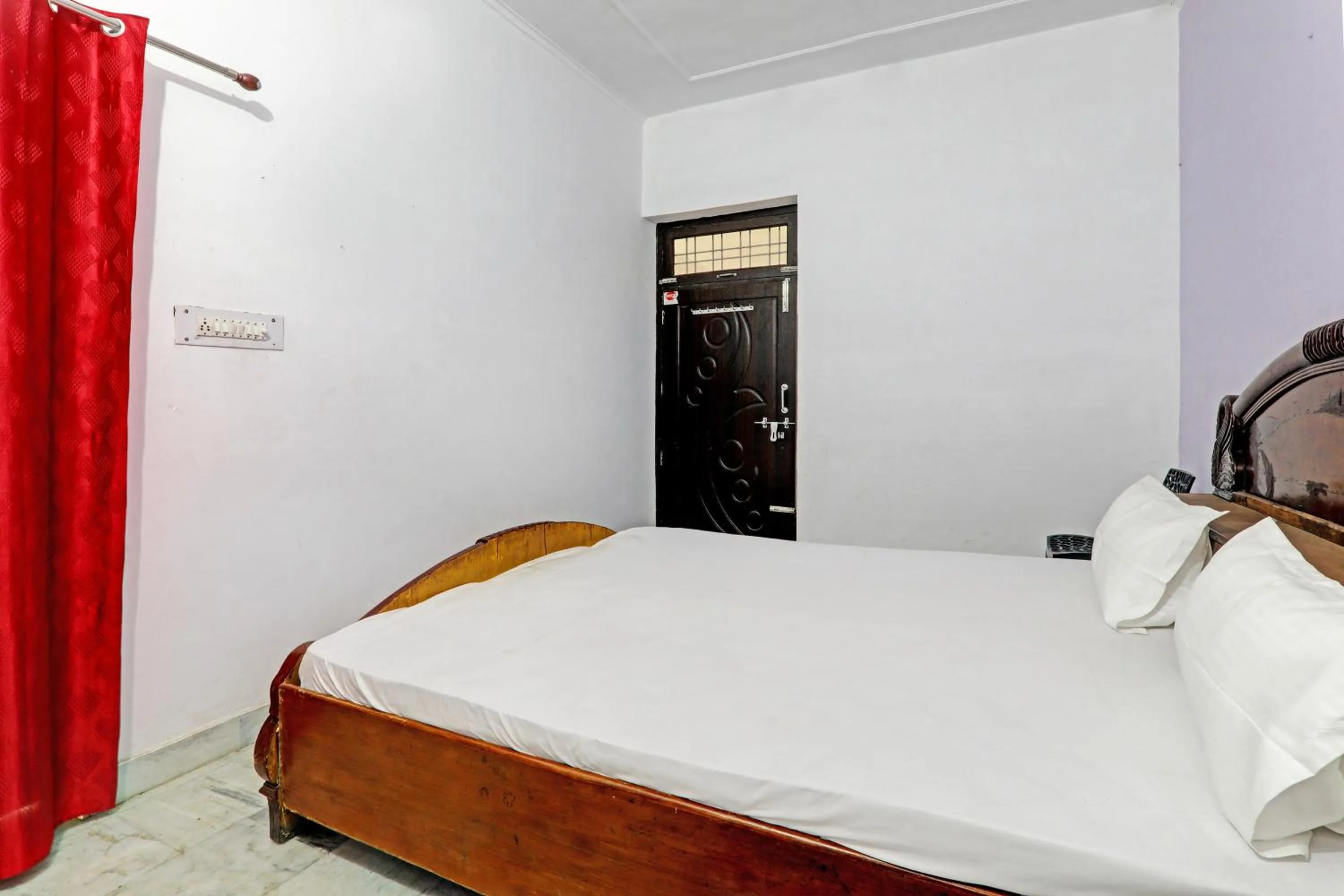 Bedroom, Bed in Hotel O Jankipuram Paradise Hotel