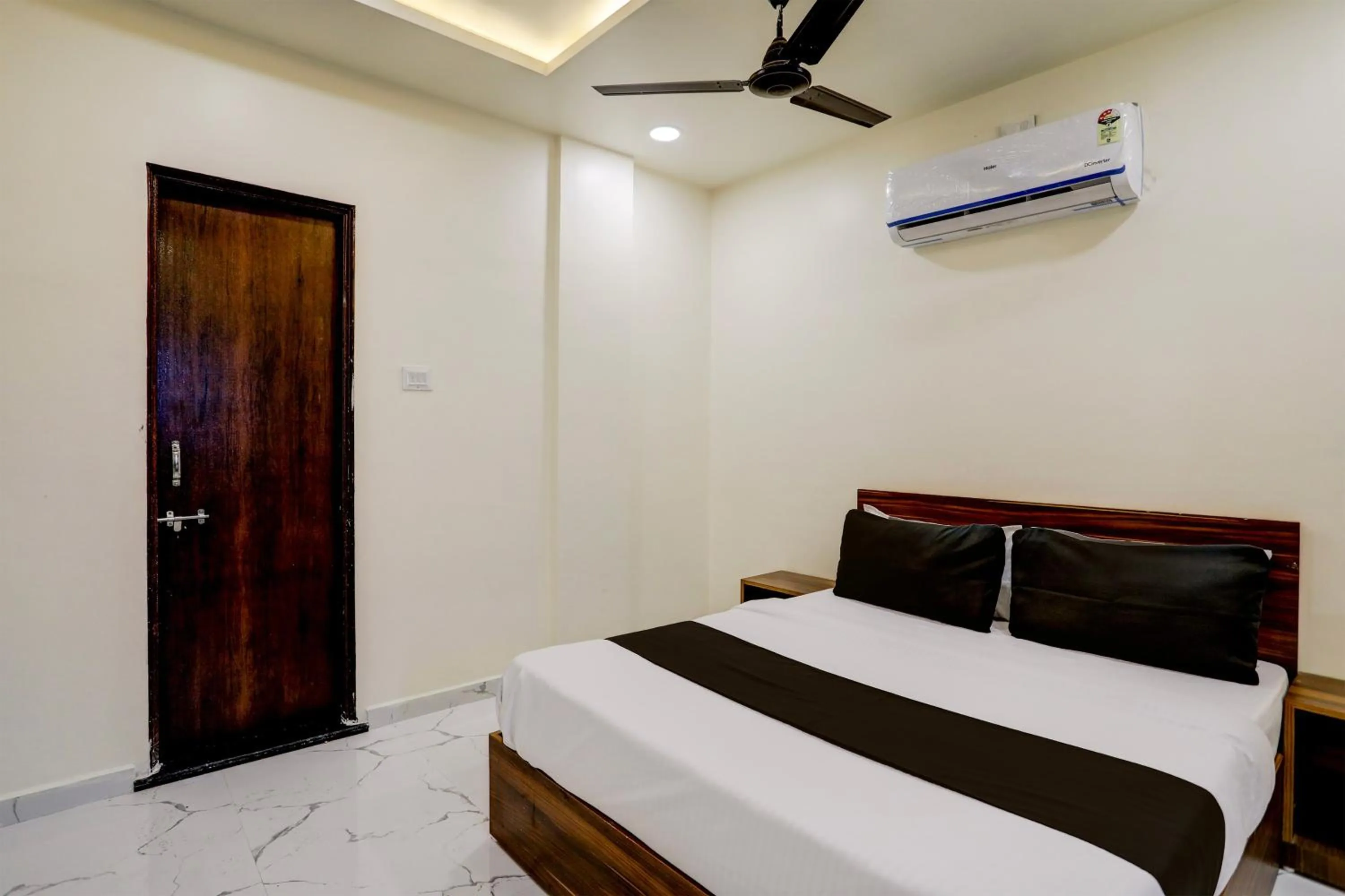 Bedroom, Bed in Hotel O highway blues