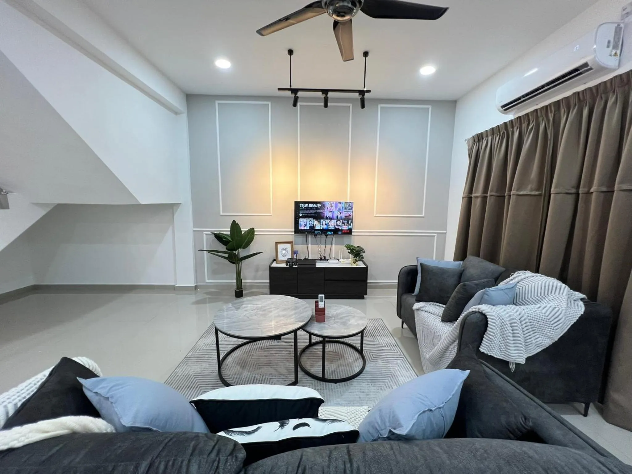 Living room in FunkyVila4 14PAX 4BR Near188Tower, ArtStreet, HTTA