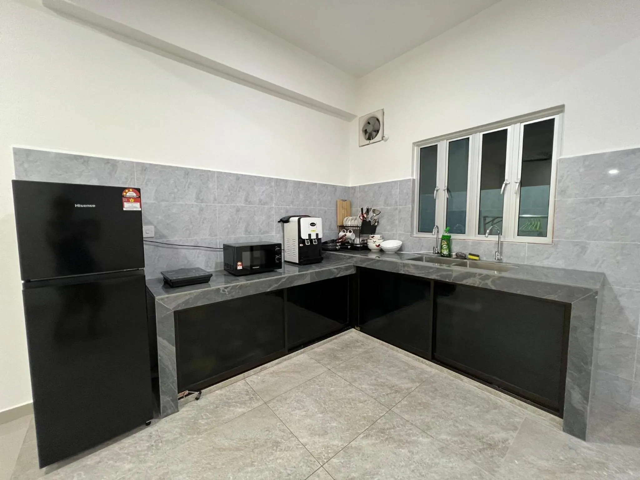 Kitchen or kitchenette in FunkyVila4 14PAX 4BR Near188Tower, ArtStreet, HTTA