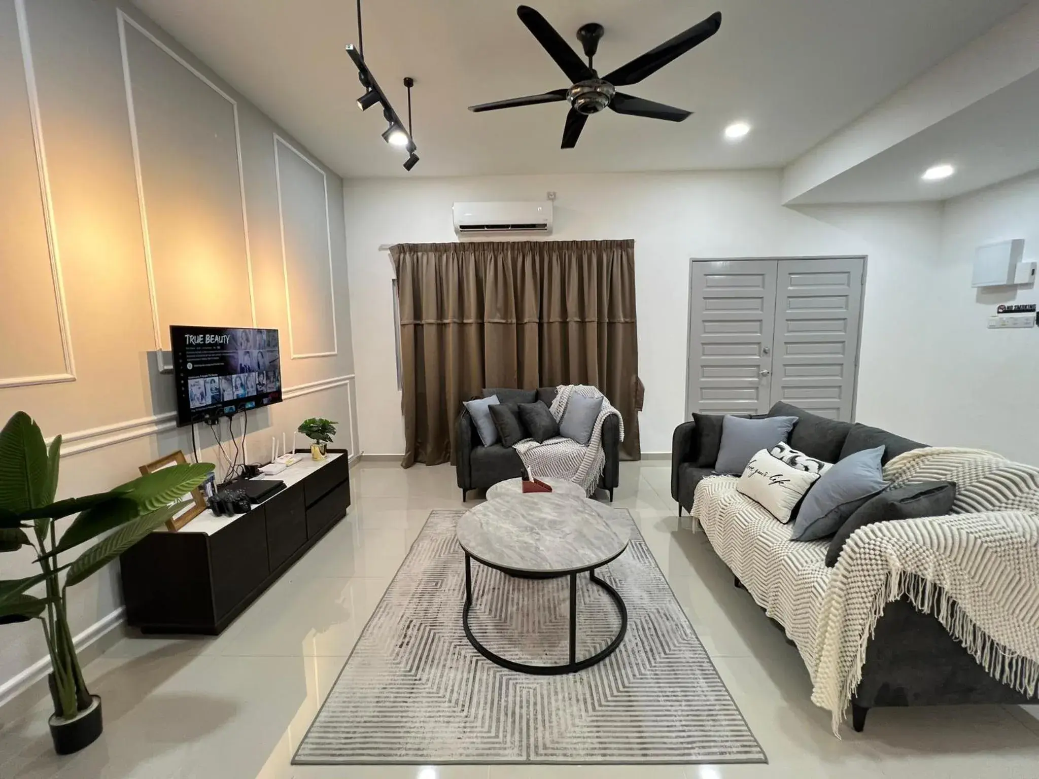 Living room in FunkyVila4 14PAX 4BR Near188Tower, ArtStreet, HTTA Living room in FunkyVila4 14PAX 4BR Near188Tower, ArtStreet, HTTA