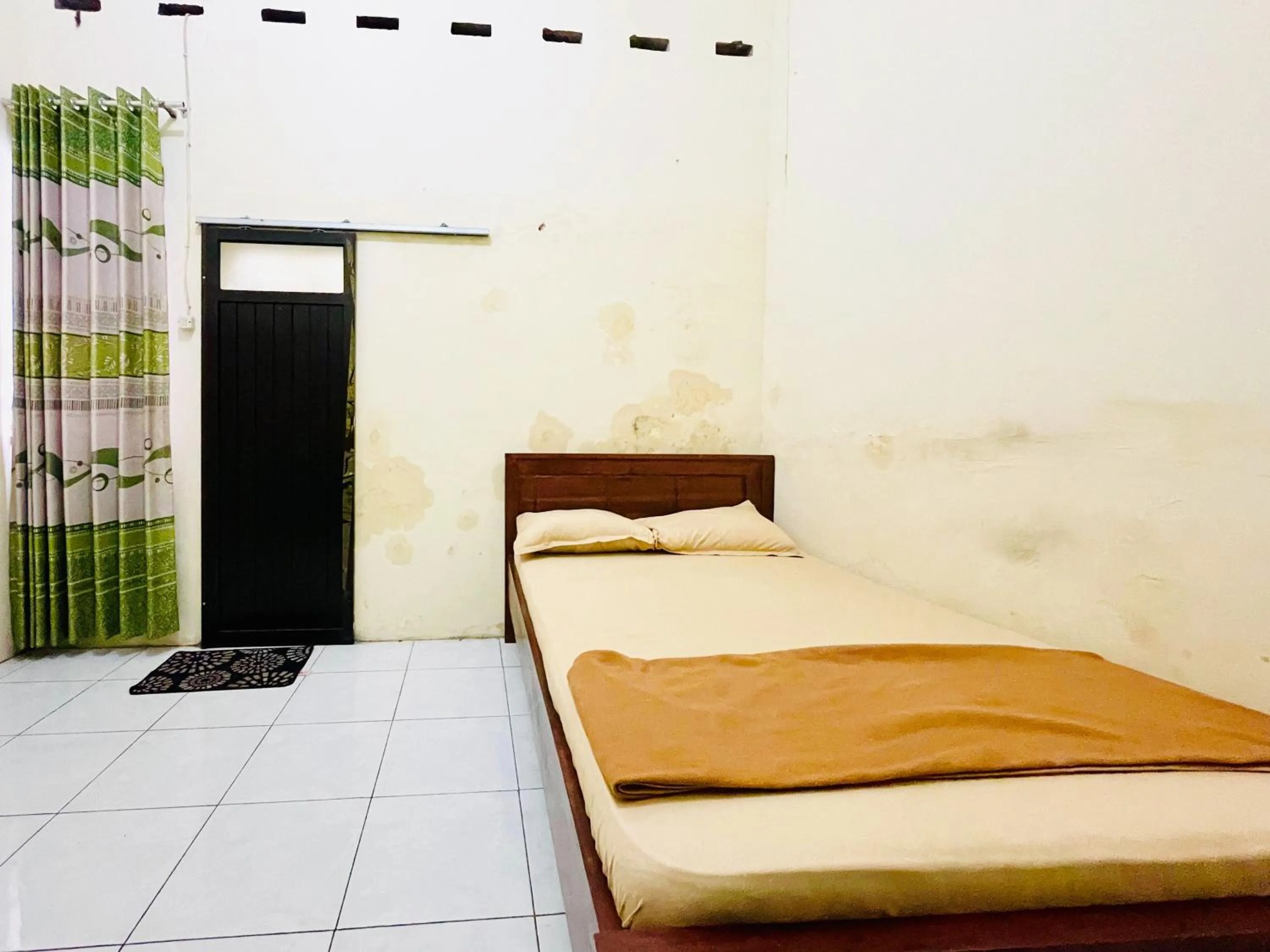 Bedroom, Bed in Wisma Air Mancur Malang Mitra RedDoorz