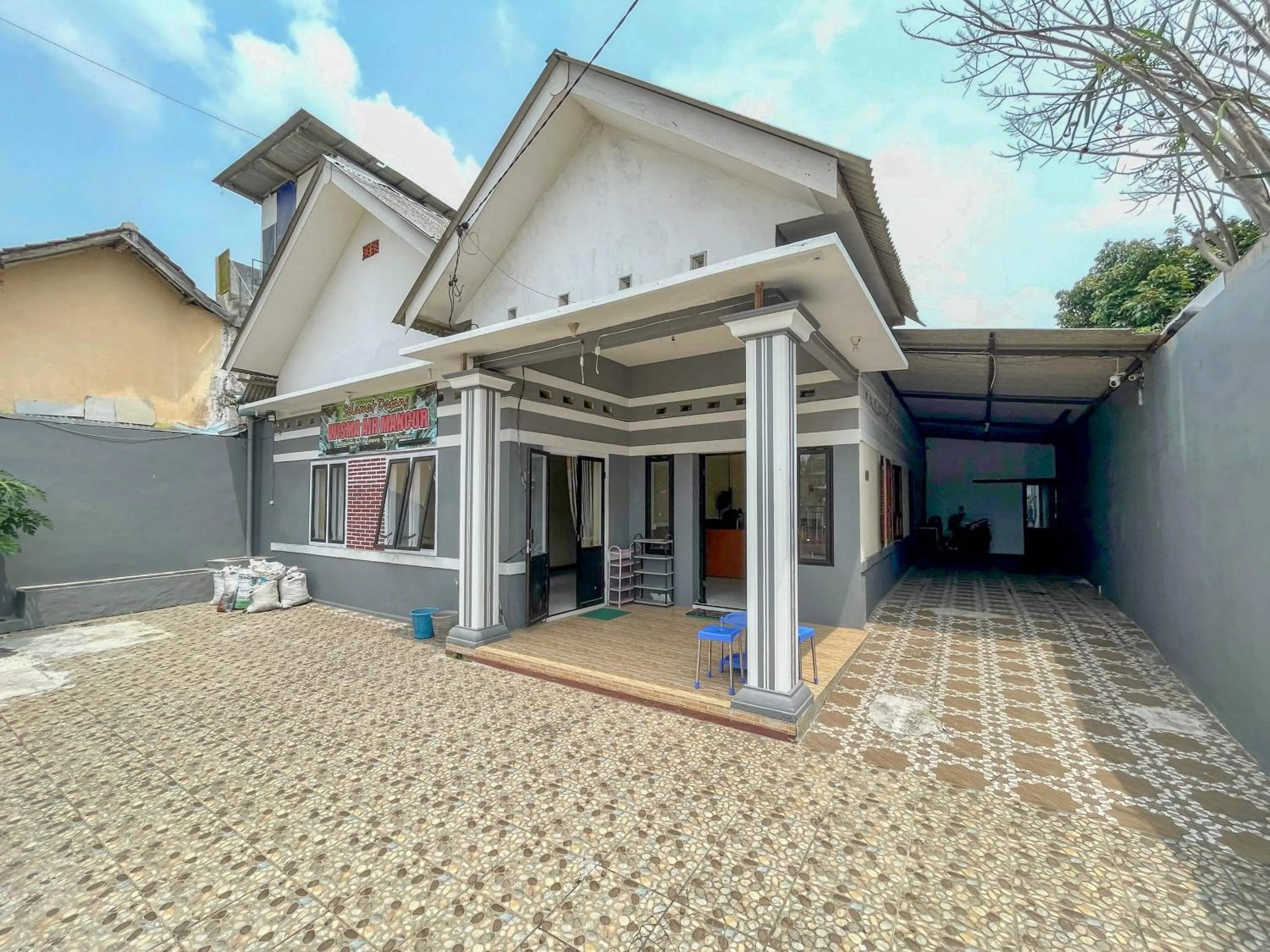 Facade/entrance in Wisma Air Mancur Malang Mitra RedDoorz