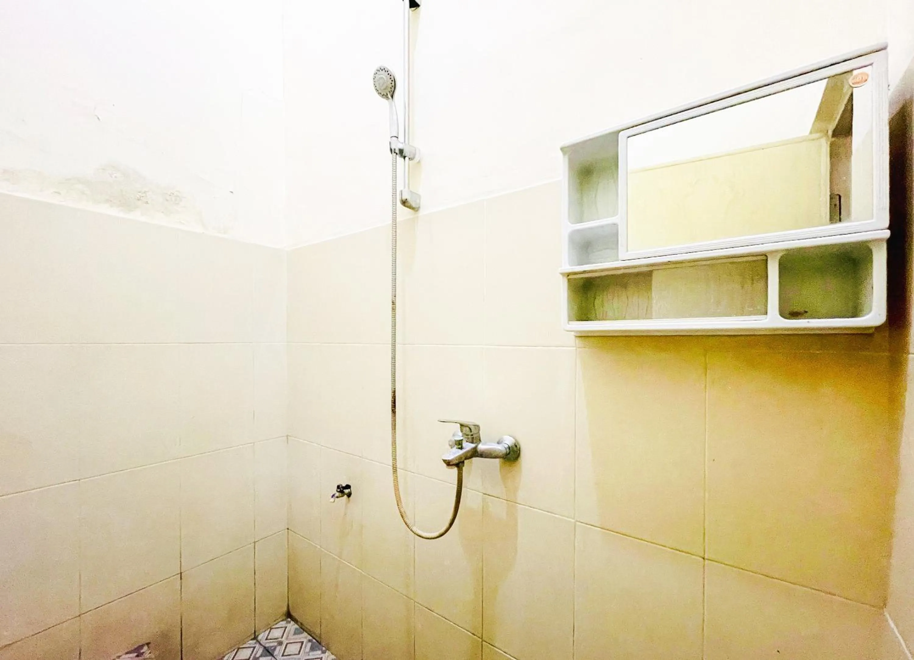 Bathroom in Wisma Air Mancur Malang Mitra RedDoorz
