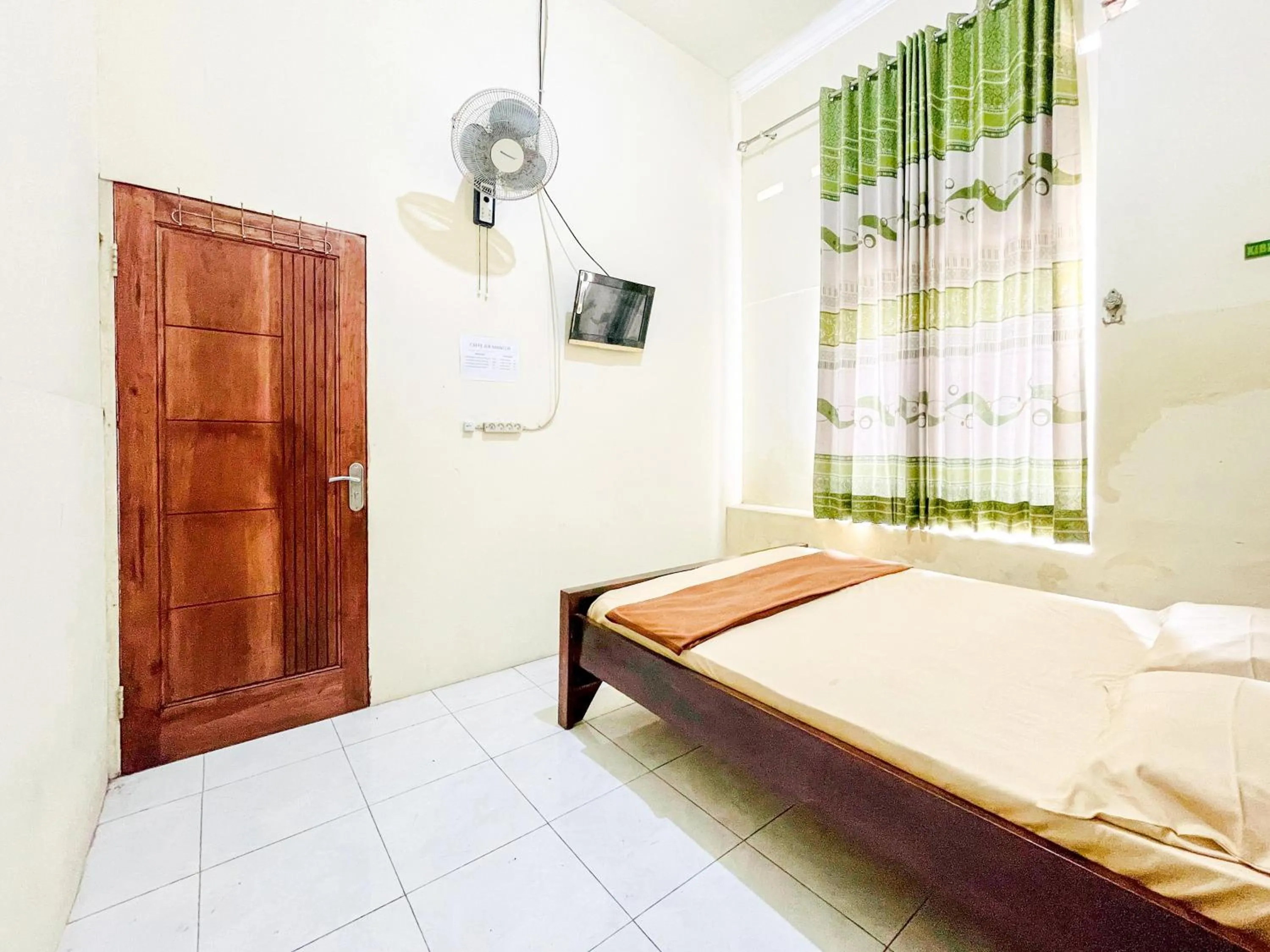 Bedroom, Bed in Wisma Air Mancur Malang Mitra RedDoorz