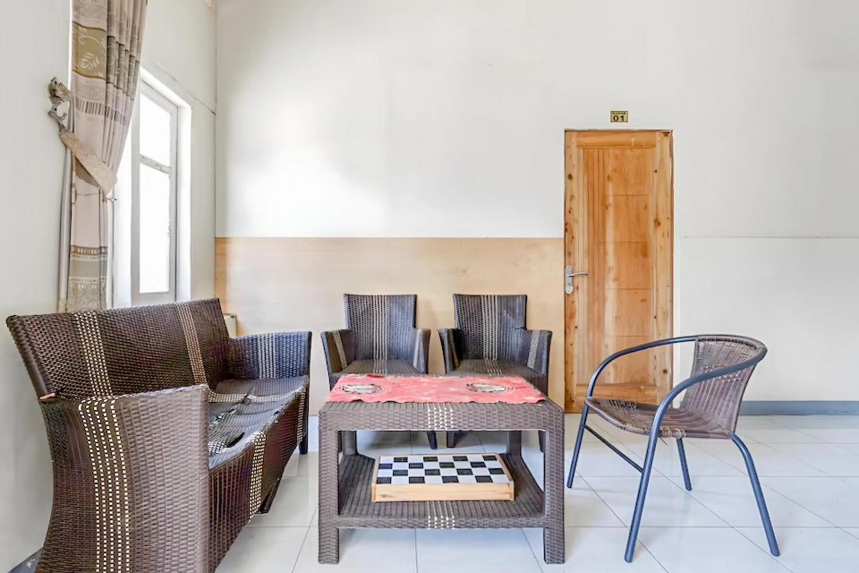 Seating area in Wisma Air Mancur Malang Mitra RedDoorz