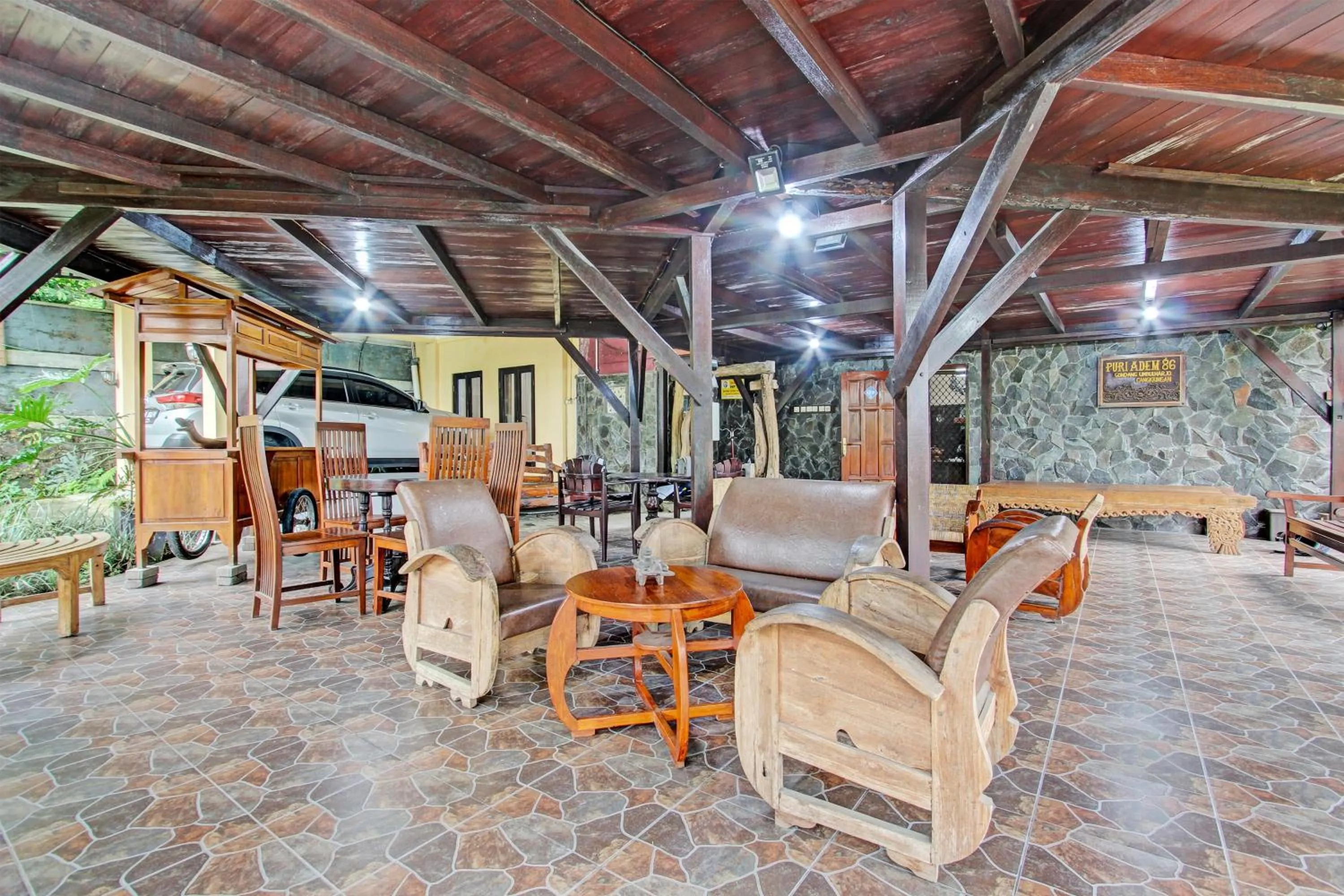 Lobby or reception in Hotel O Puri Adem 86 Syariah BunkbedNearMerapi Golf Club