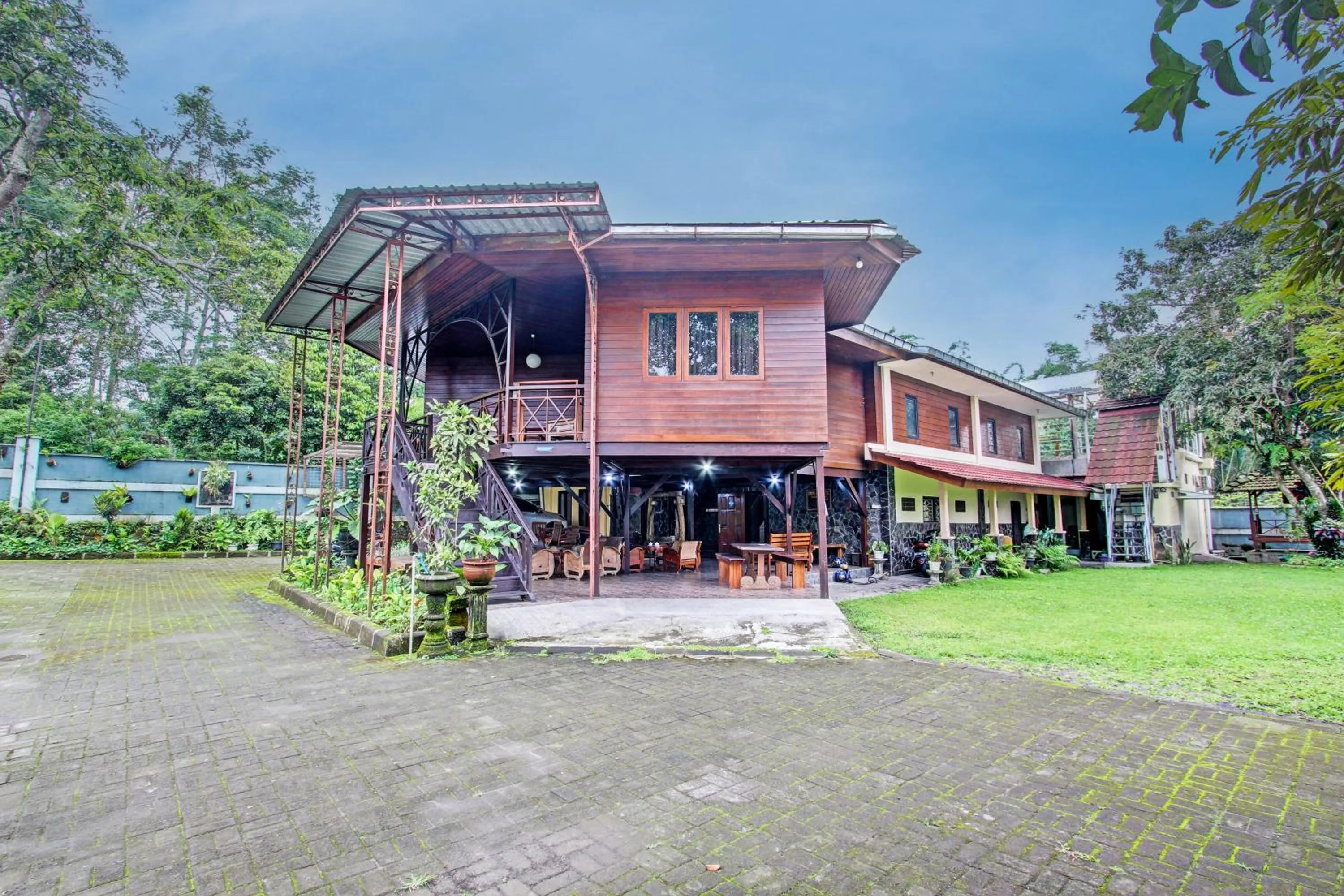 Facade/entrance in Hotel O Puri Adem 86 Syariah BunkbedNearMerapi Golf Club