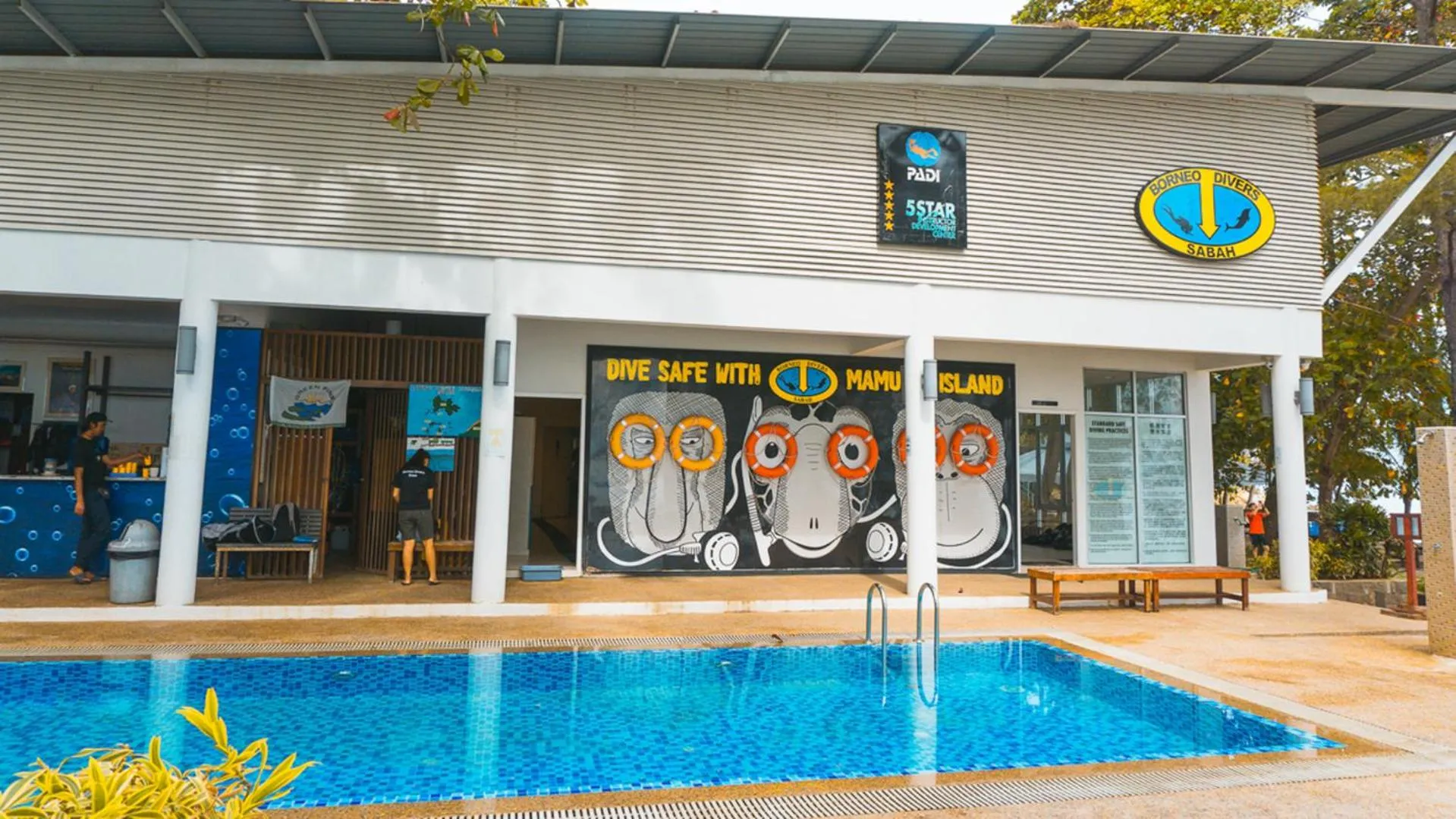 Swimming pool in Mamutik Island Lodge