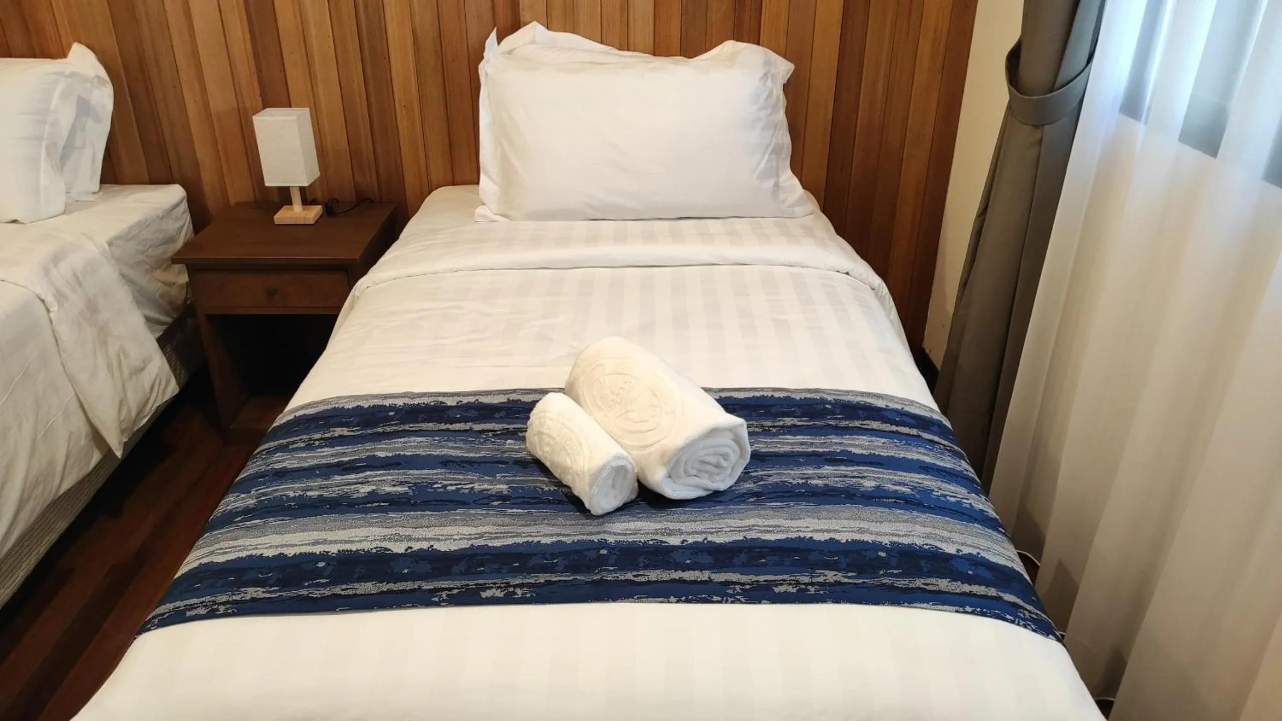 Bed in Mamutik Island Lodge