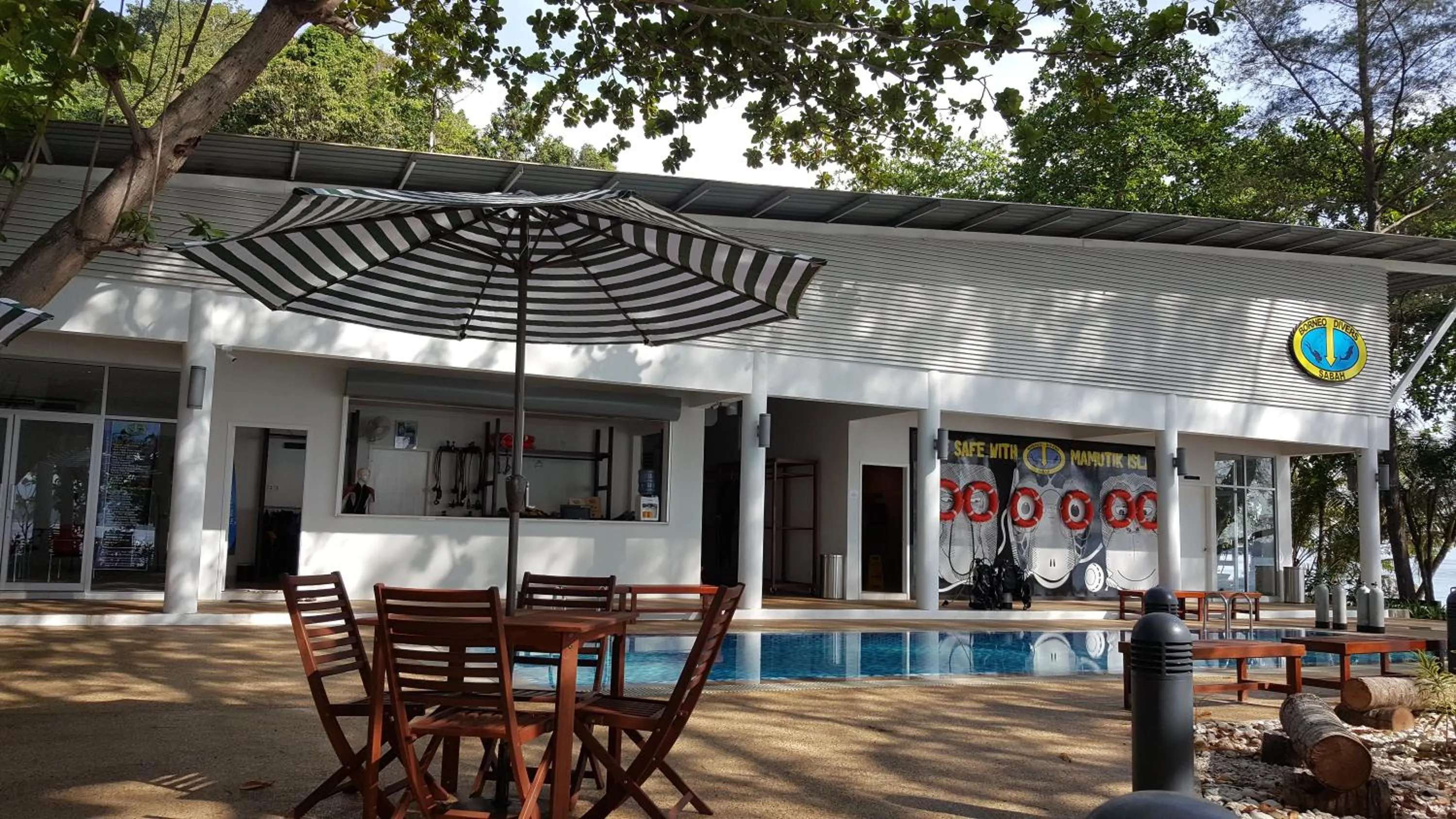 Swimming pool in Mamutik Island Lodge