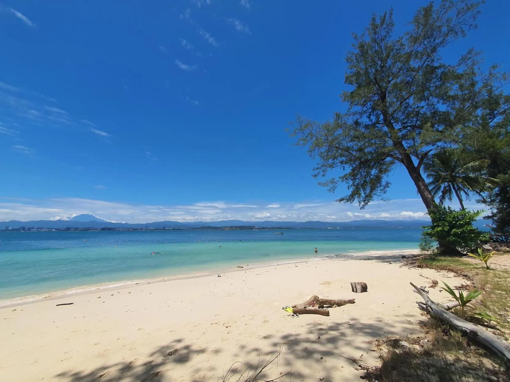 Beach in Mamutik Island Lodge