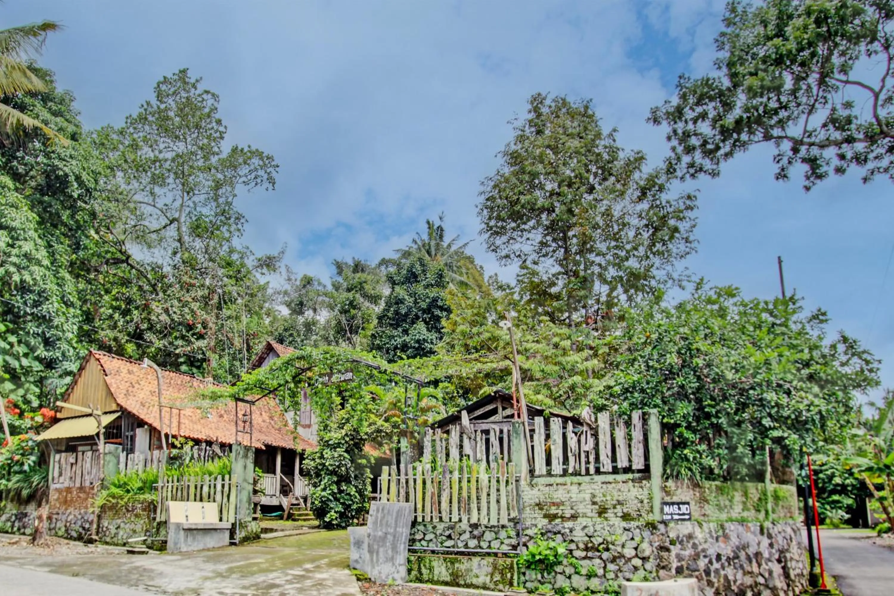Facade/entrance in Hotel O Omah Baturan Syariah