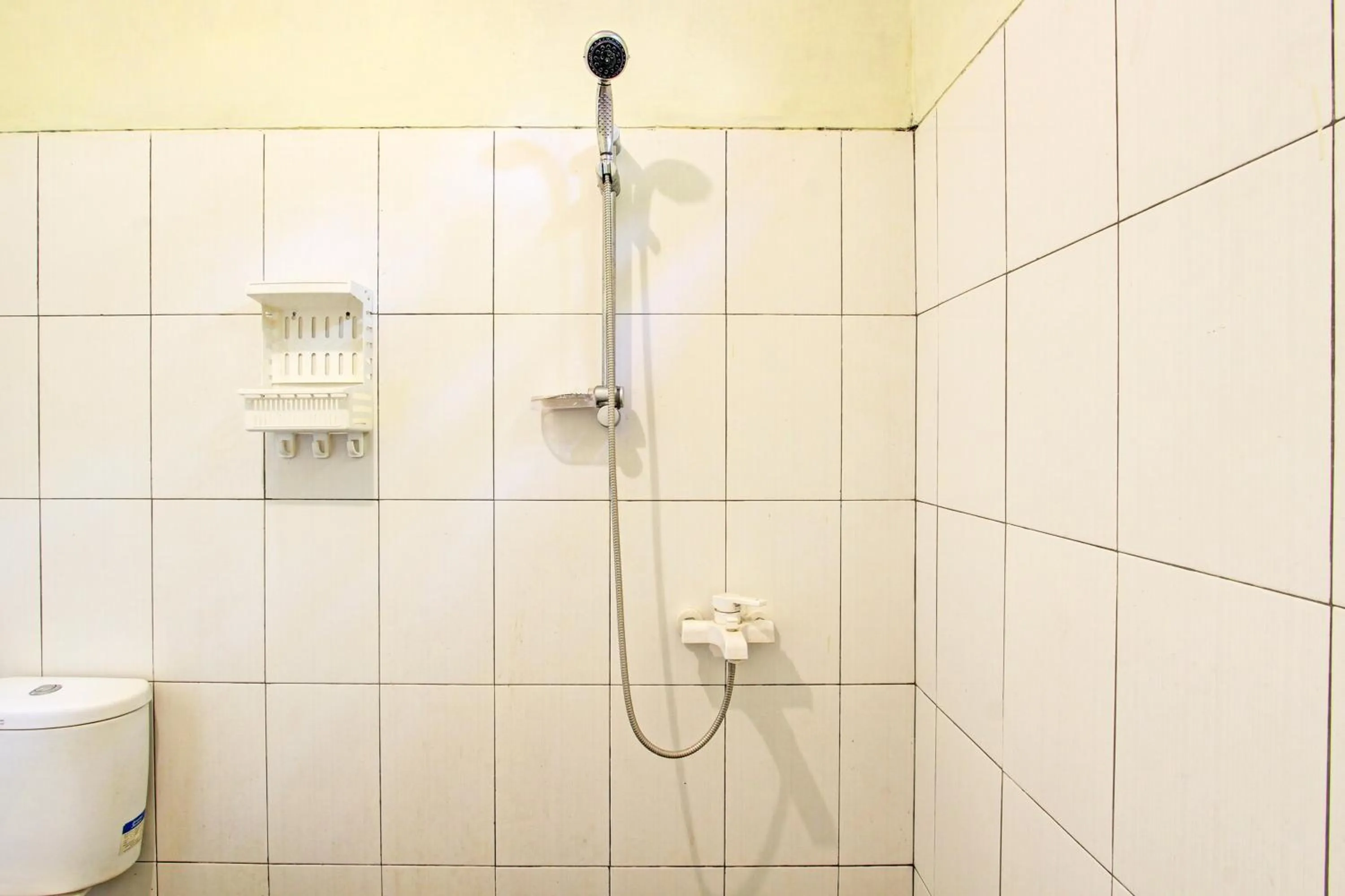 Bathroom in Hotel O Omah Baturan Syariah