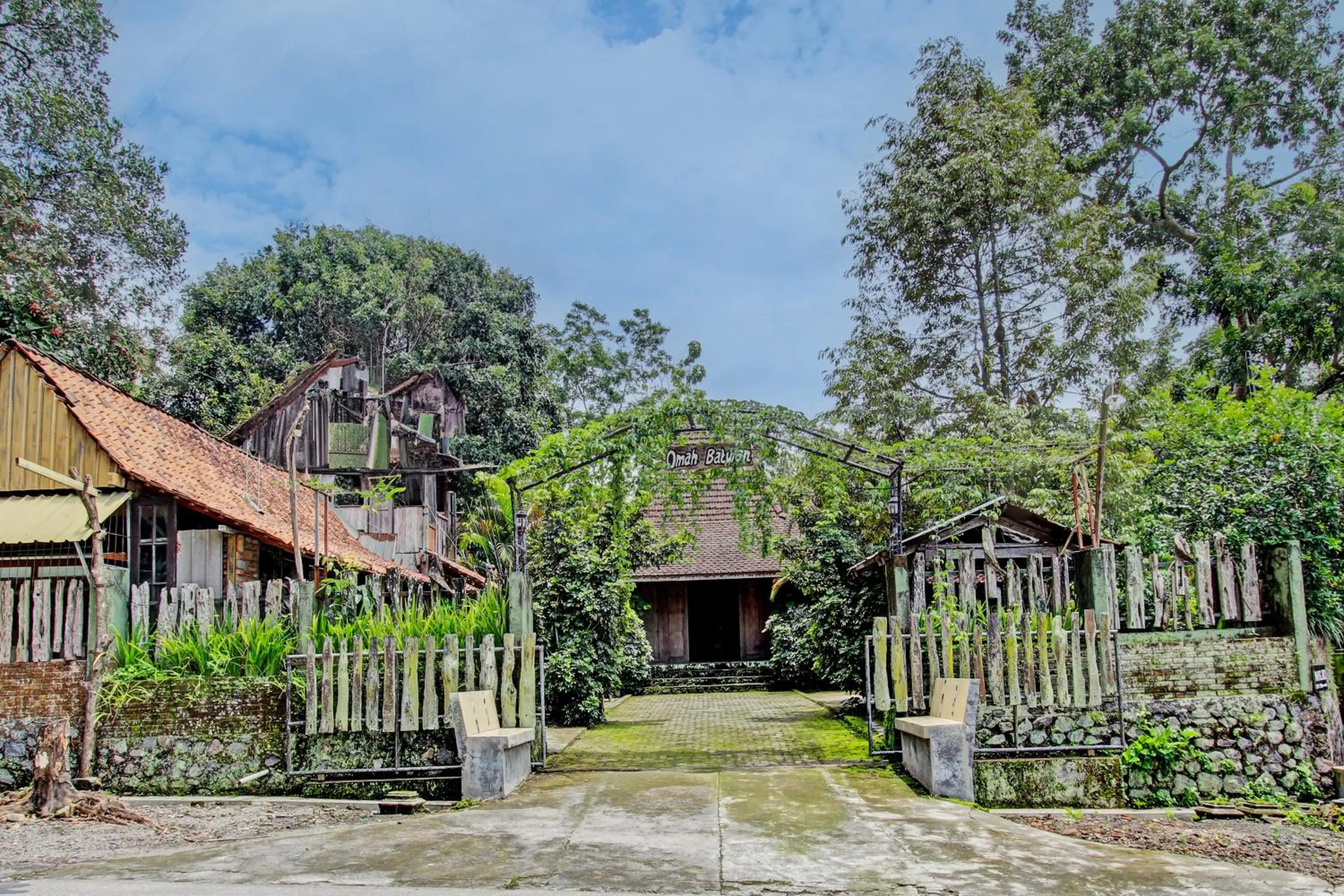 Facade/entrance in Hotel O Omah Baturan Syariah