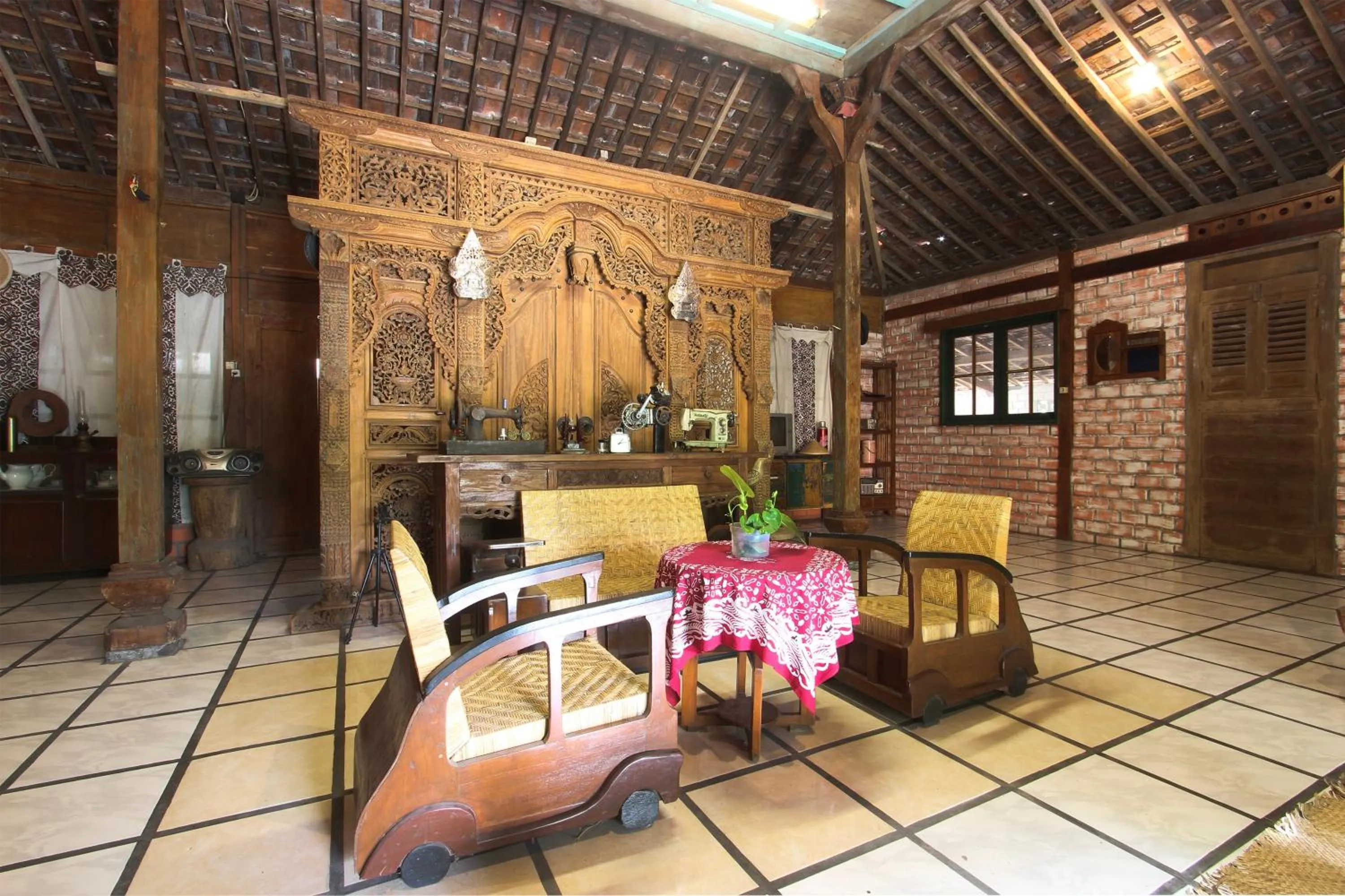 Lobby or reception in Hotel O Omah Baturan Syariah