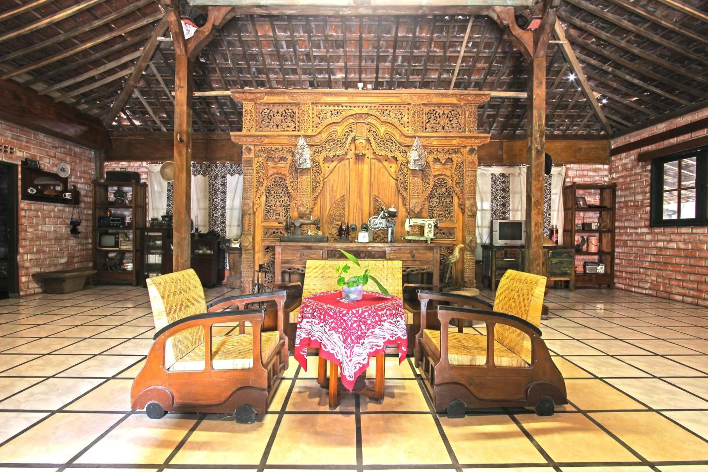 Lobby or reception in Hotel O Omah Baturan Syariah