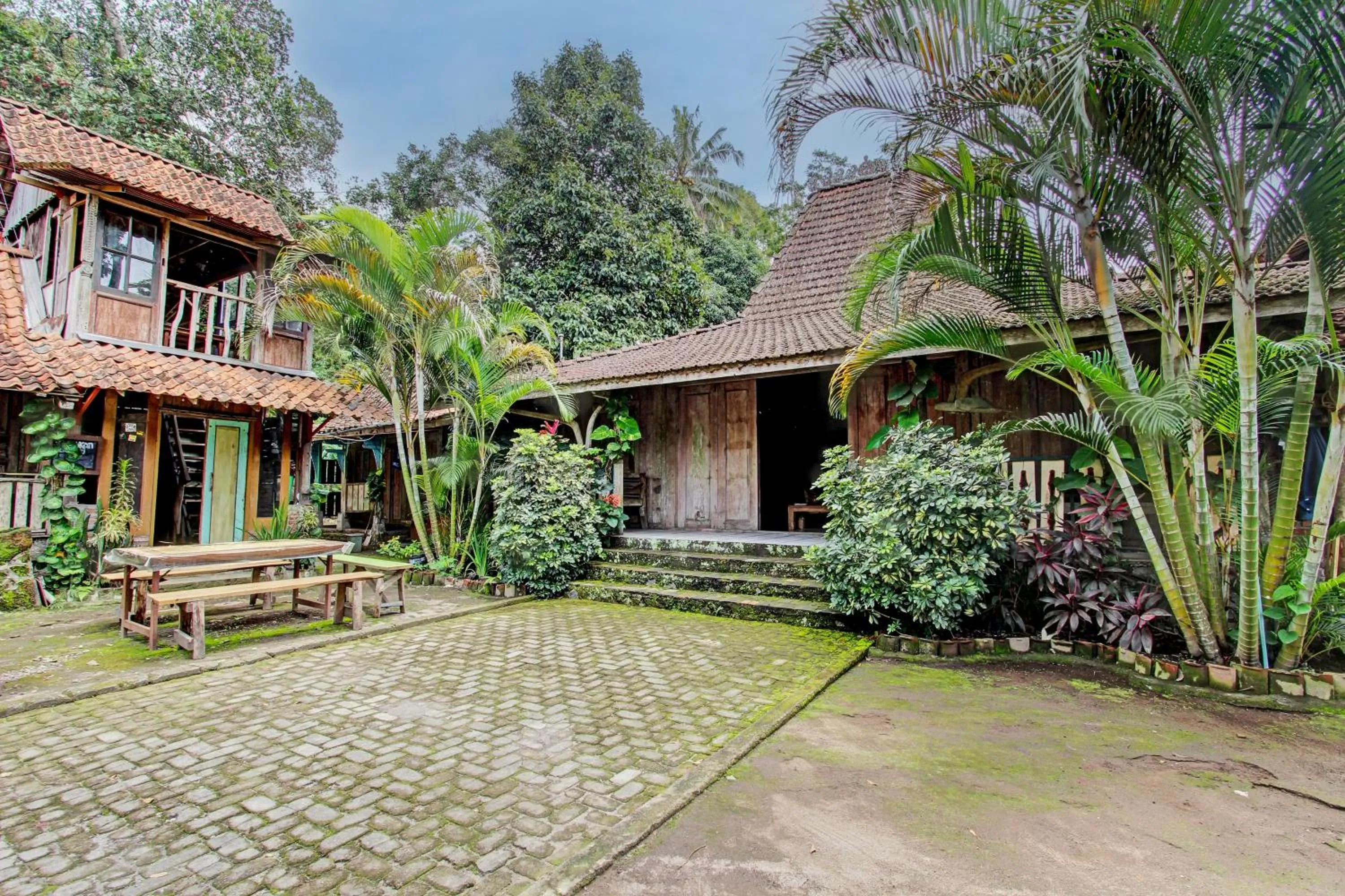 Facade/entrance in Hotel O Omah Baturan Syariah