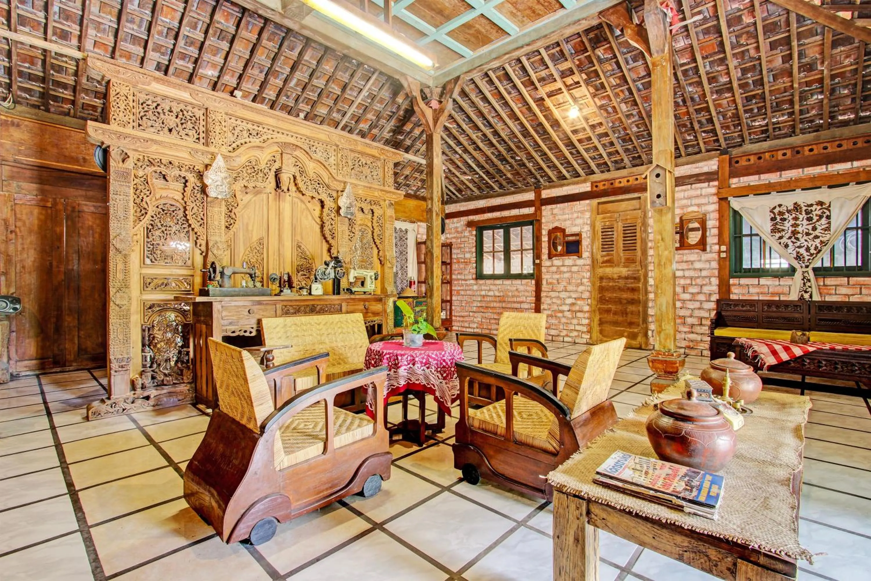 Lobby or reception in Hotel O Omah Baturan Syariah