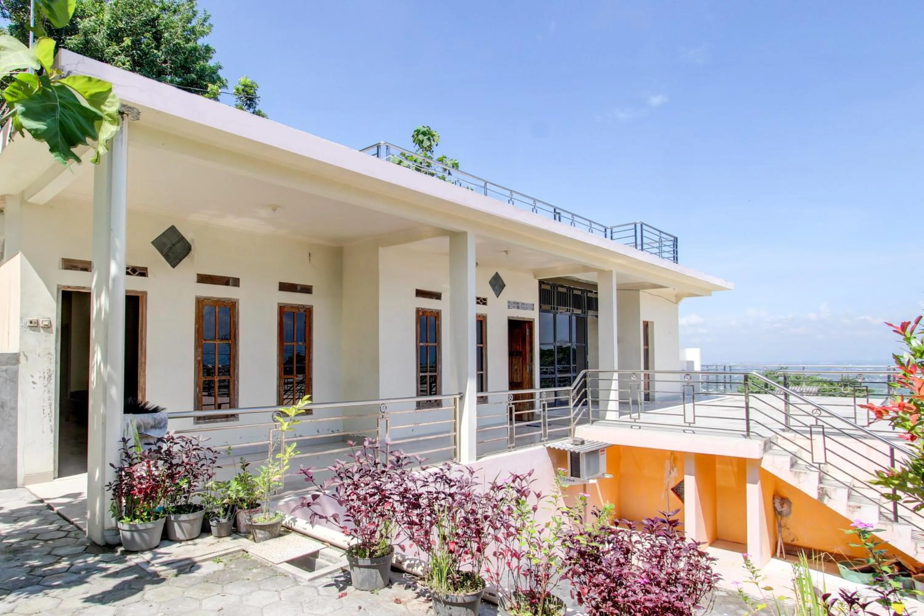 Facade/entrance in OYO 93600 Barong Ijo Homestay Syariah