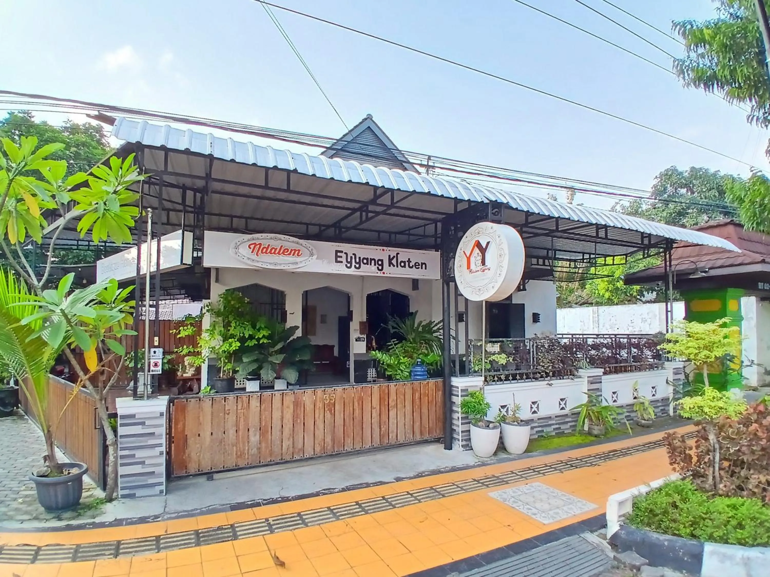 Facade/entrance in RedDoorz at Ndalem Eyyang Syariah Stasiun Klaten