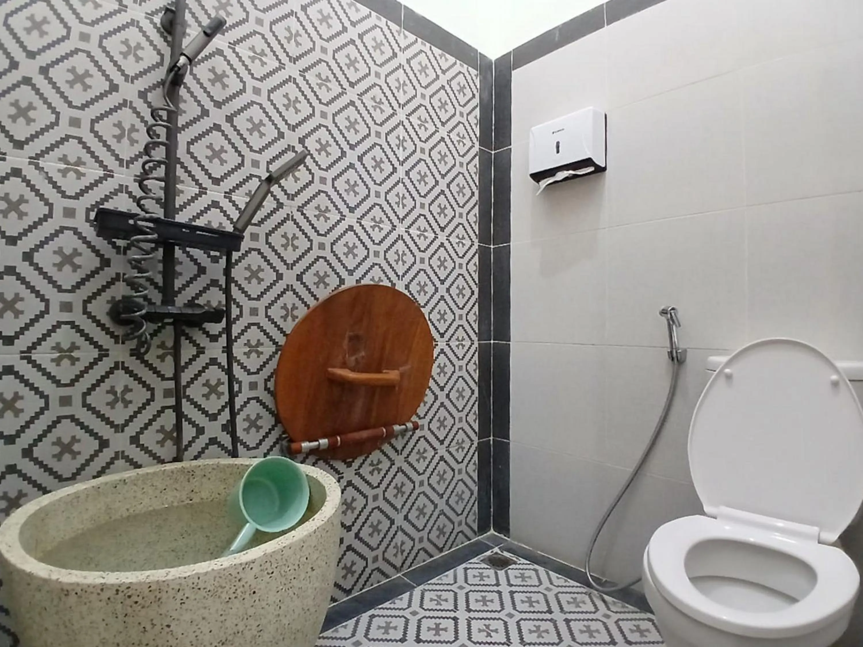 Bathroom in RedDoorz at Ndalem Eyyang Syariah Stasiun Klaten