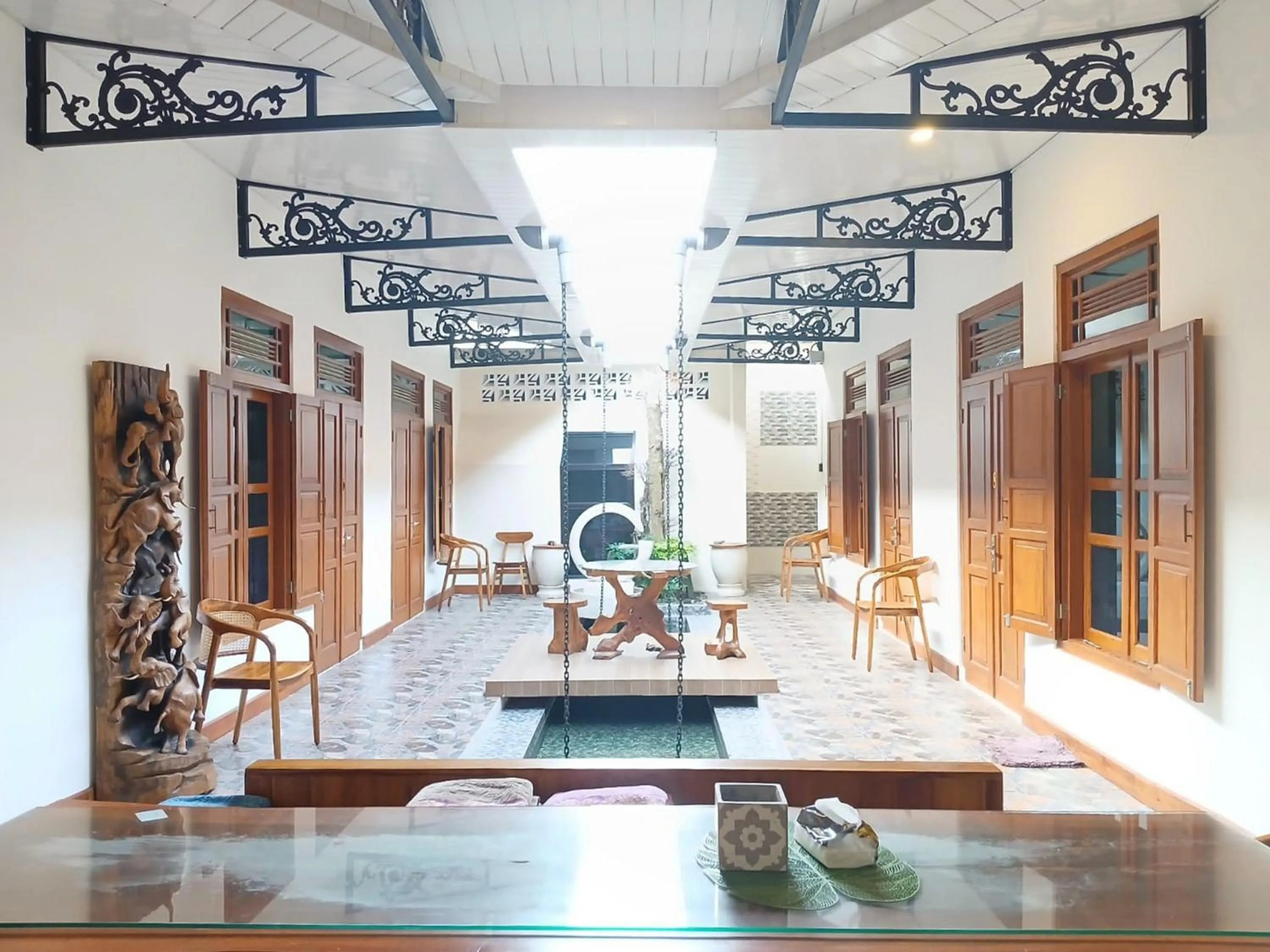 Seating area in RedDoorz at Ndalem Eyyang Syariah Stasiun Klaten