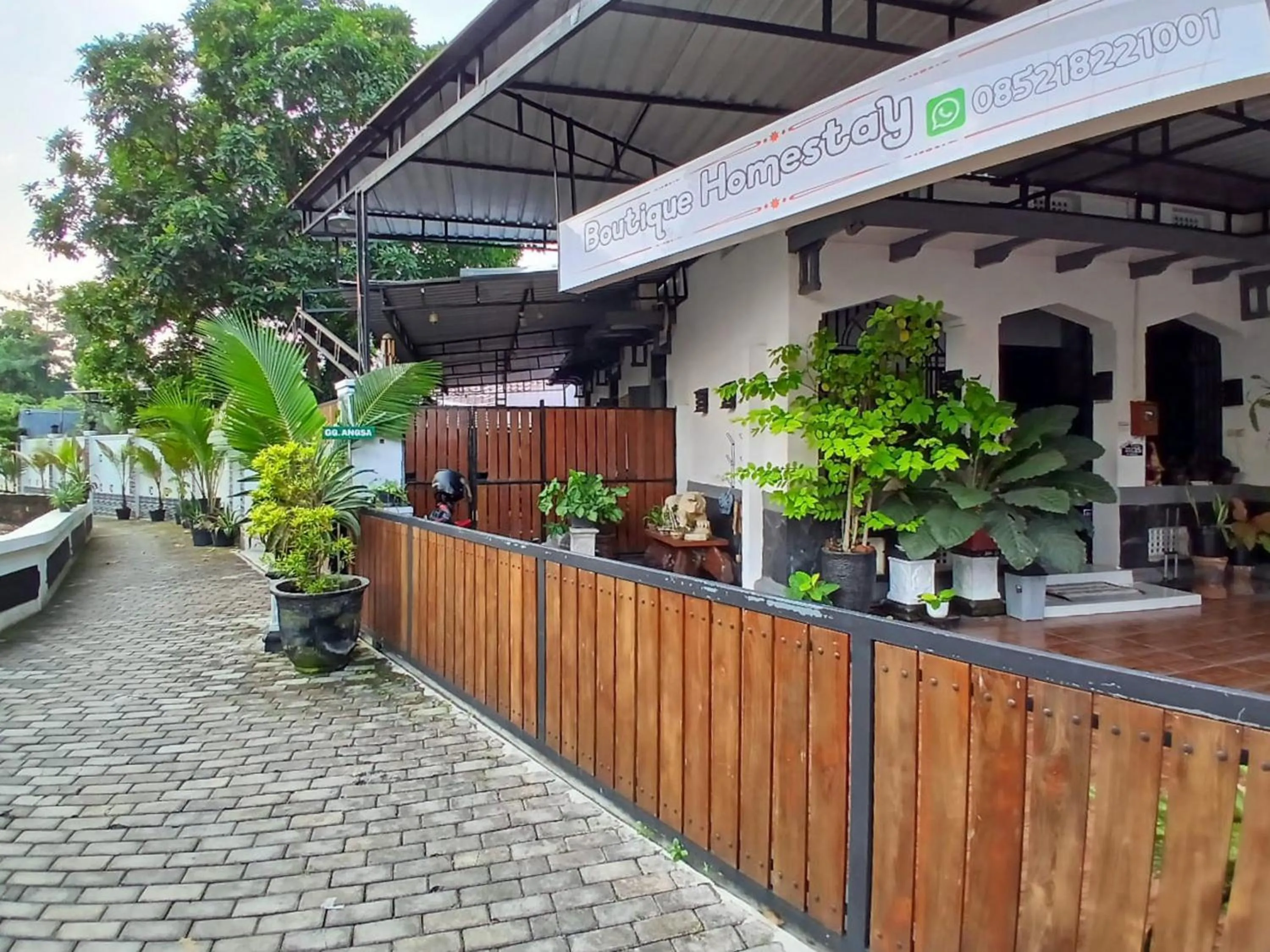 Facade/entrance in RedDoorz at Ndalem Eyyang Syariah Stasiun Klaten