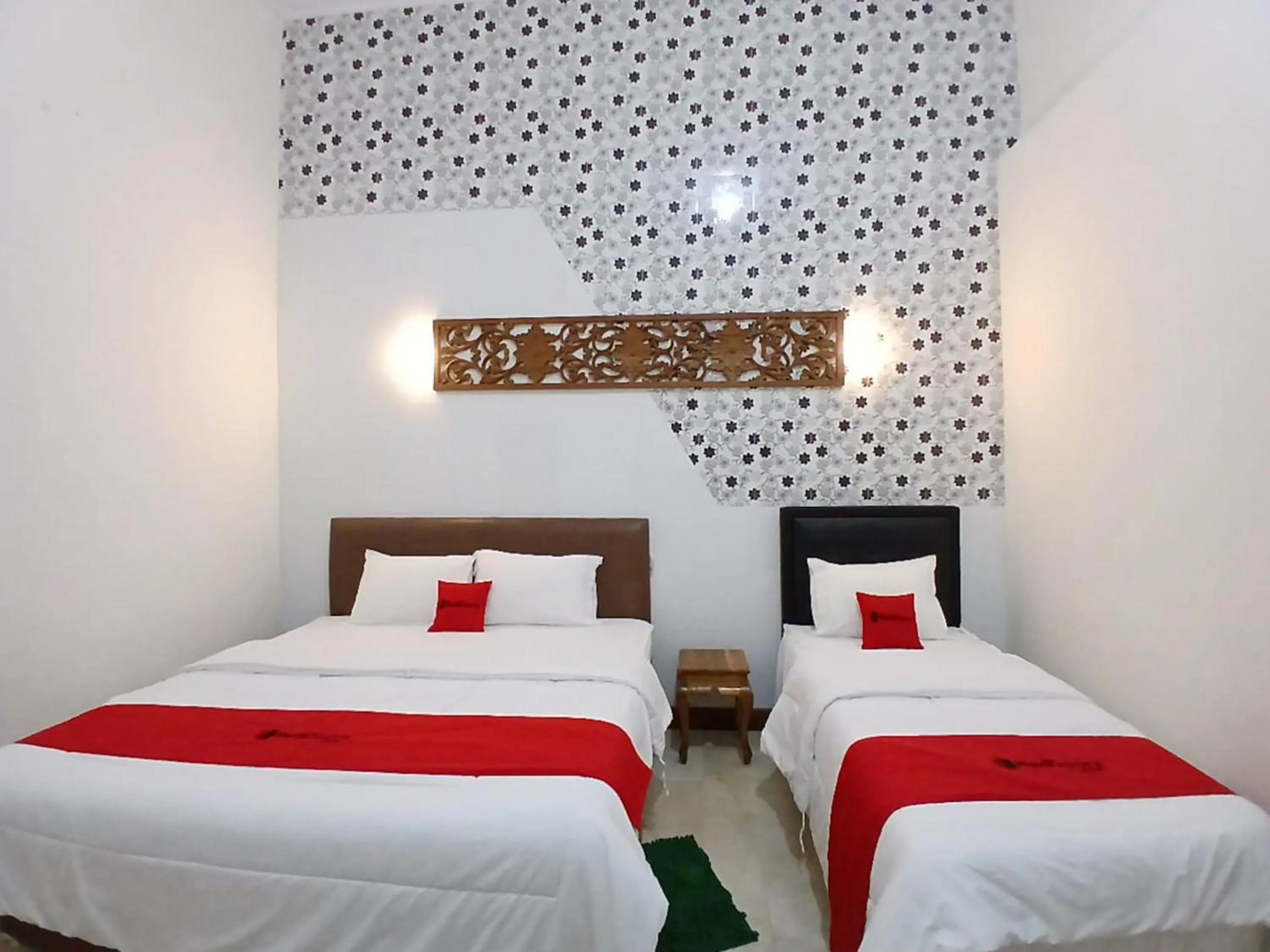 Bedroom, Bed in RedDoorz at Ndalem Eyyang Syariah Stasiun Klaten