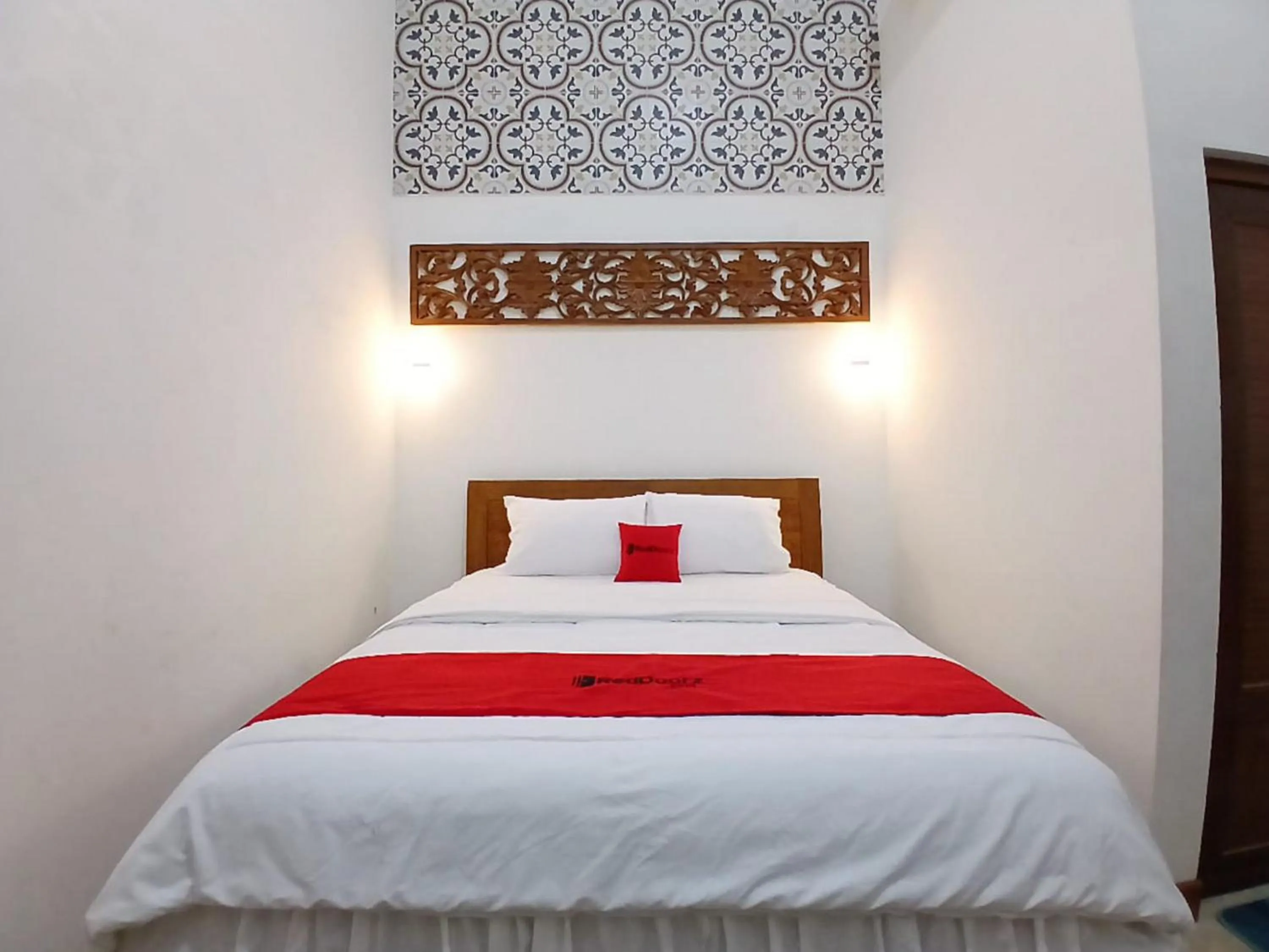 Bedroom, Bed in RedDoorz at Ndalem Eyyang Syariah Stasiun Klaten