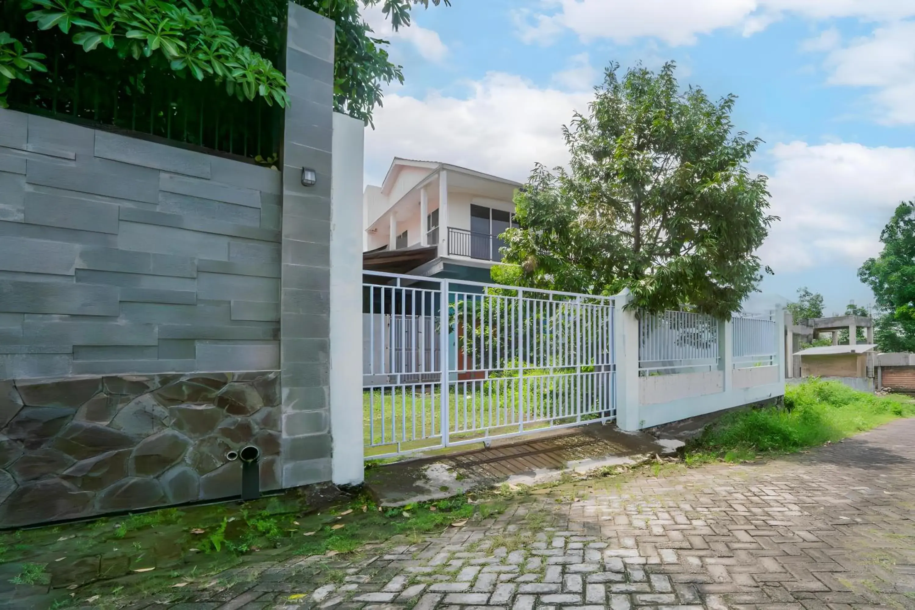 Facade/entrance in Hotel O Kencana Homestay Syariah Near Masjid AL-BAROKAH Kanyuran Facade/entrance in Hotel O Kencana Homestay Syariah Near Masjid AL-BAROKAH Kanyuran
