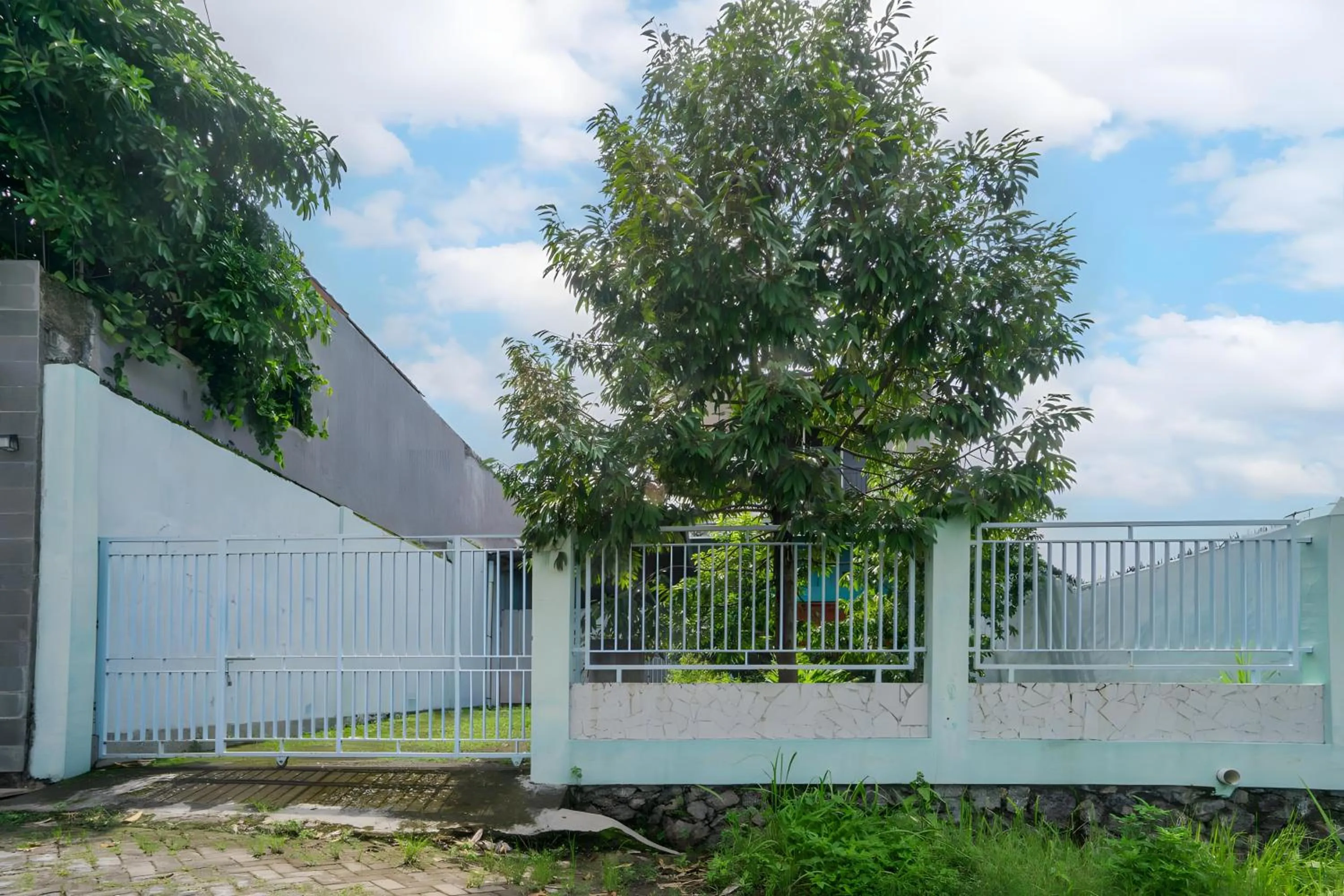 Facade/entrance in Hotel O Kencana Homestay Syariah Near Masjid AL-BAROKAH Kanyuran