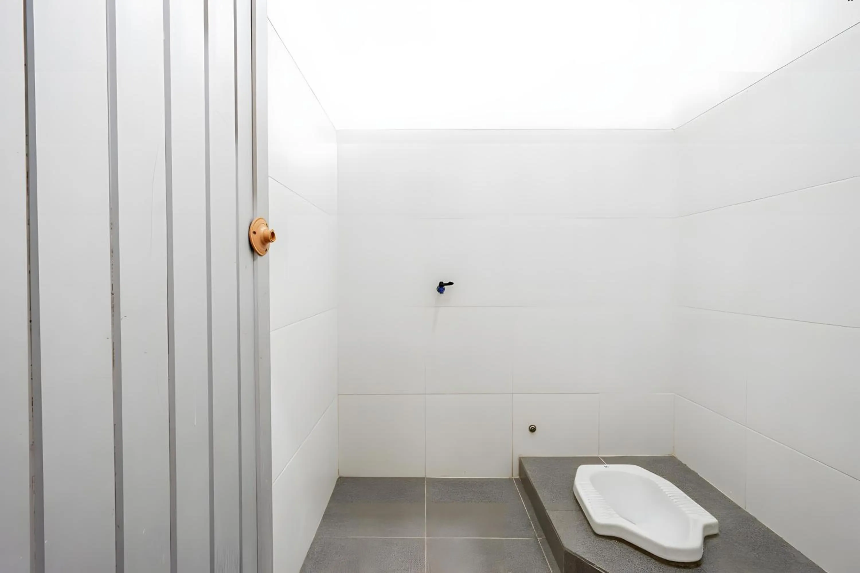 Bathroom in Hotel O Kencana Homestay Syariah Near Masjid AL-BAROKAH Kanyuran