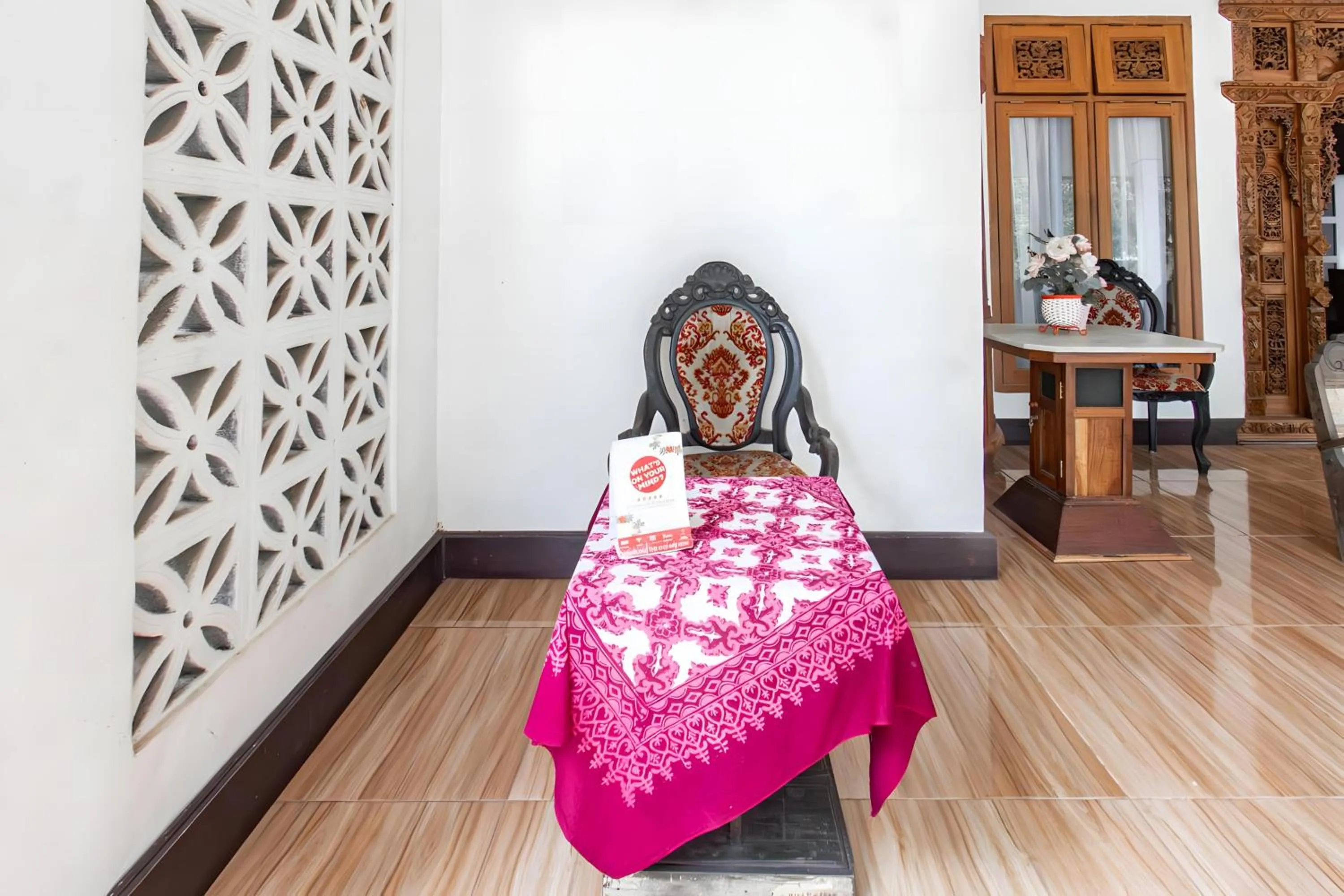 Lobby or reception, Bed in Hotel O Homestay Bonjeruk Near Restoran Pawon 21 Bonjeruk