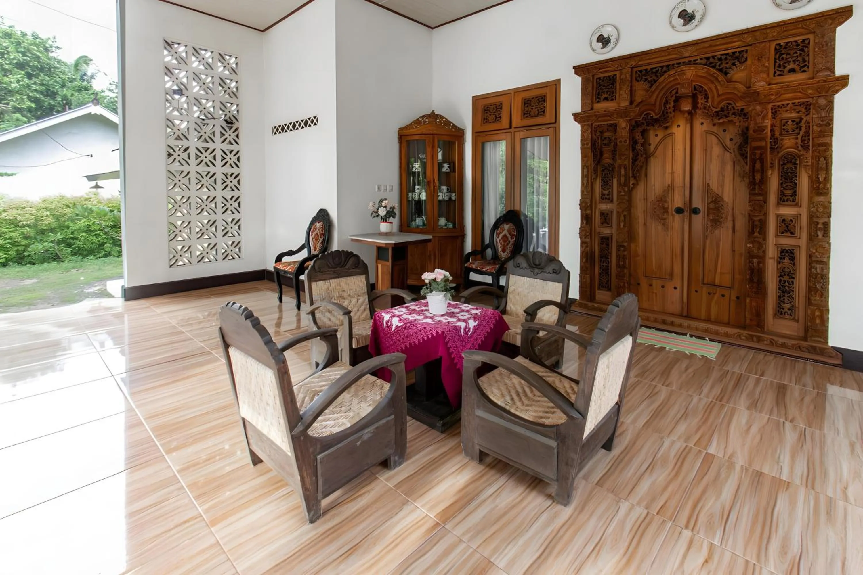 Lobby or reception in Hotel O Homestay Bonjeruk Near Restoran Pawon 21 Bonjeruk
