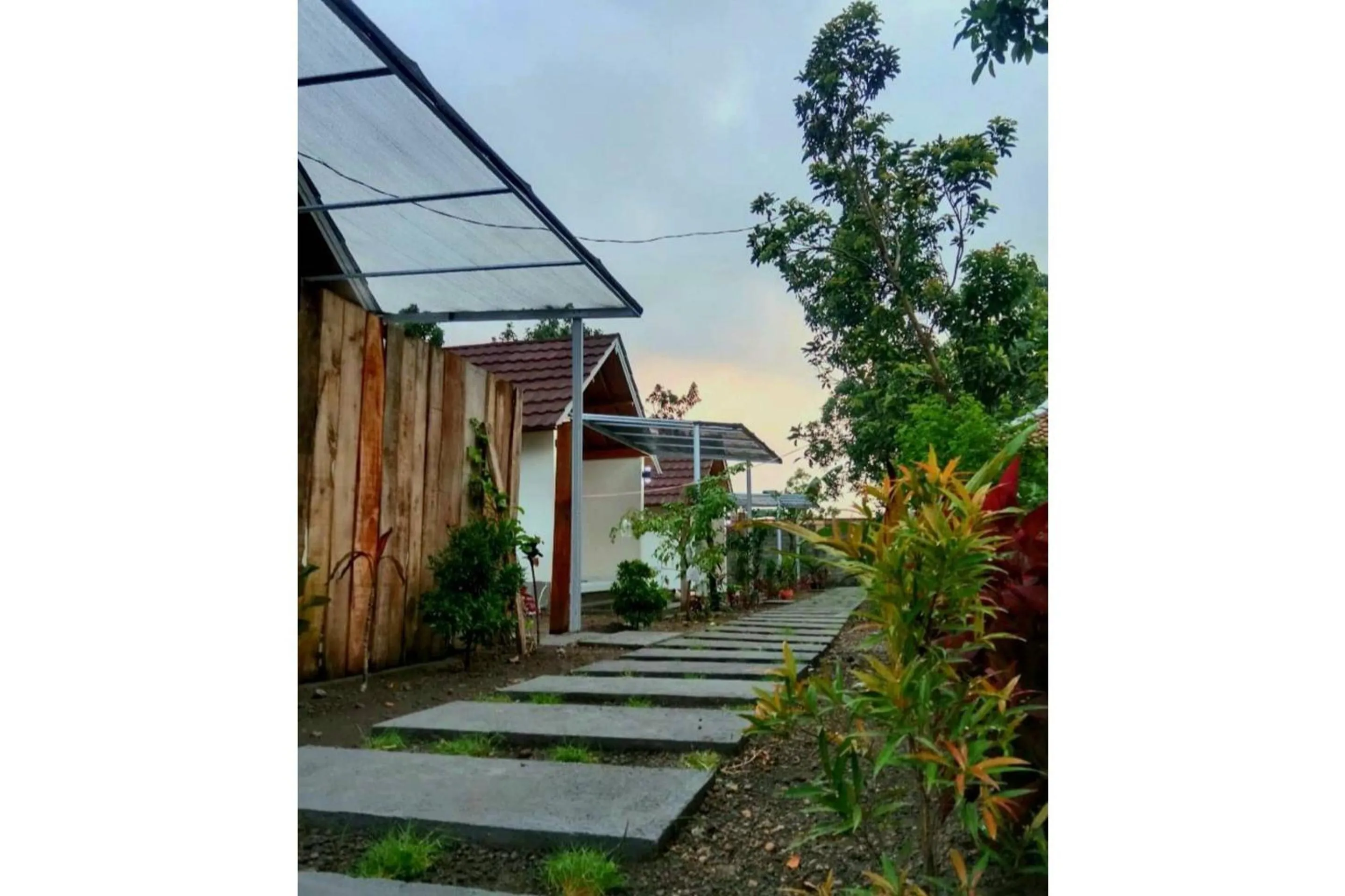 Facade/entrance in Hotel O Avocado Homestay