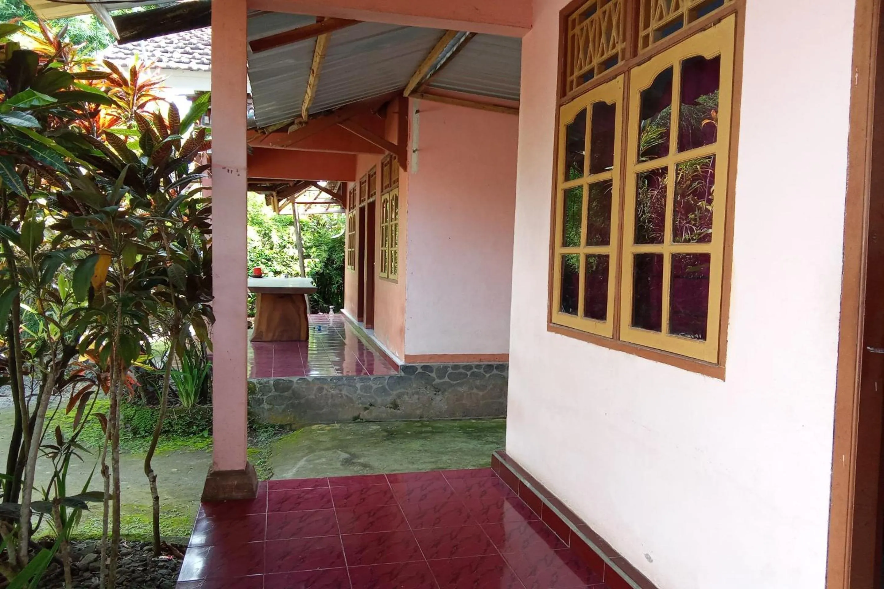Facade/entrance in Hotel O Dannis Homestay Near Musholla Al Istiqomah Terawangan