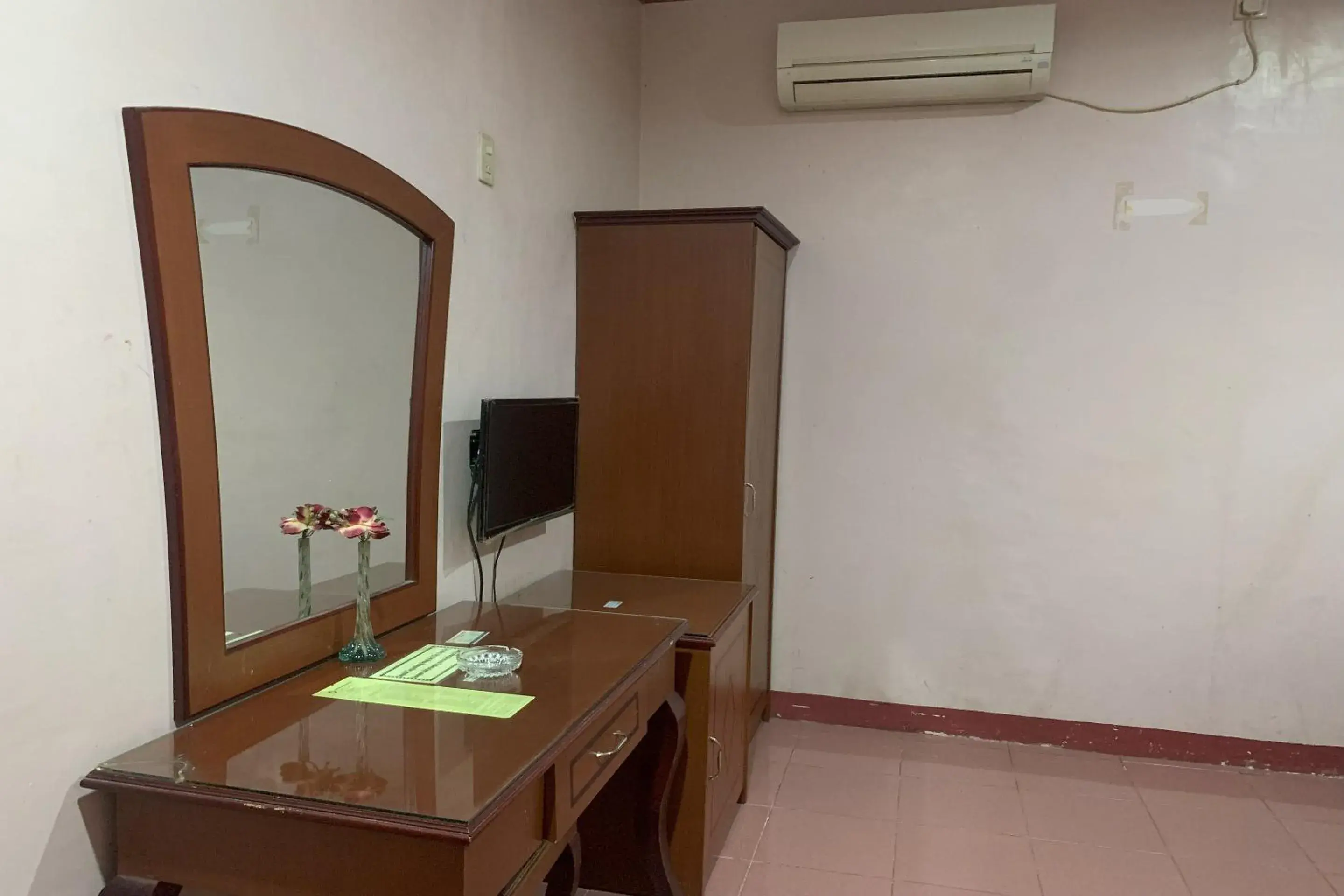 Bedroom in Hotel O Pondok Baruga 777 Near Sarewo Musik Studio Kendari Bedroom in Hotel O Pondok Baruga 777 Near Sarewo Musik Studio Kendari