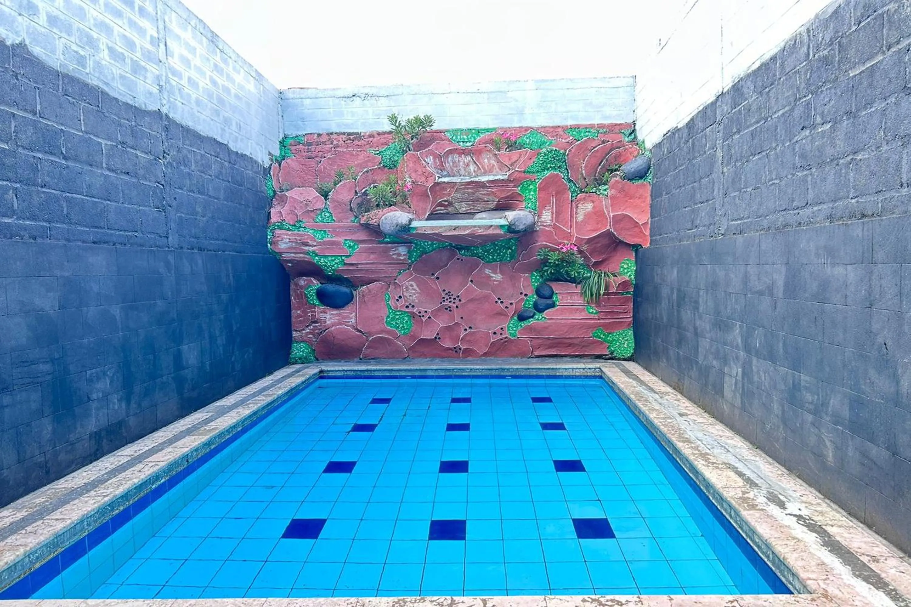 Swimming pool in Hotel Kinasih Yogyakarta