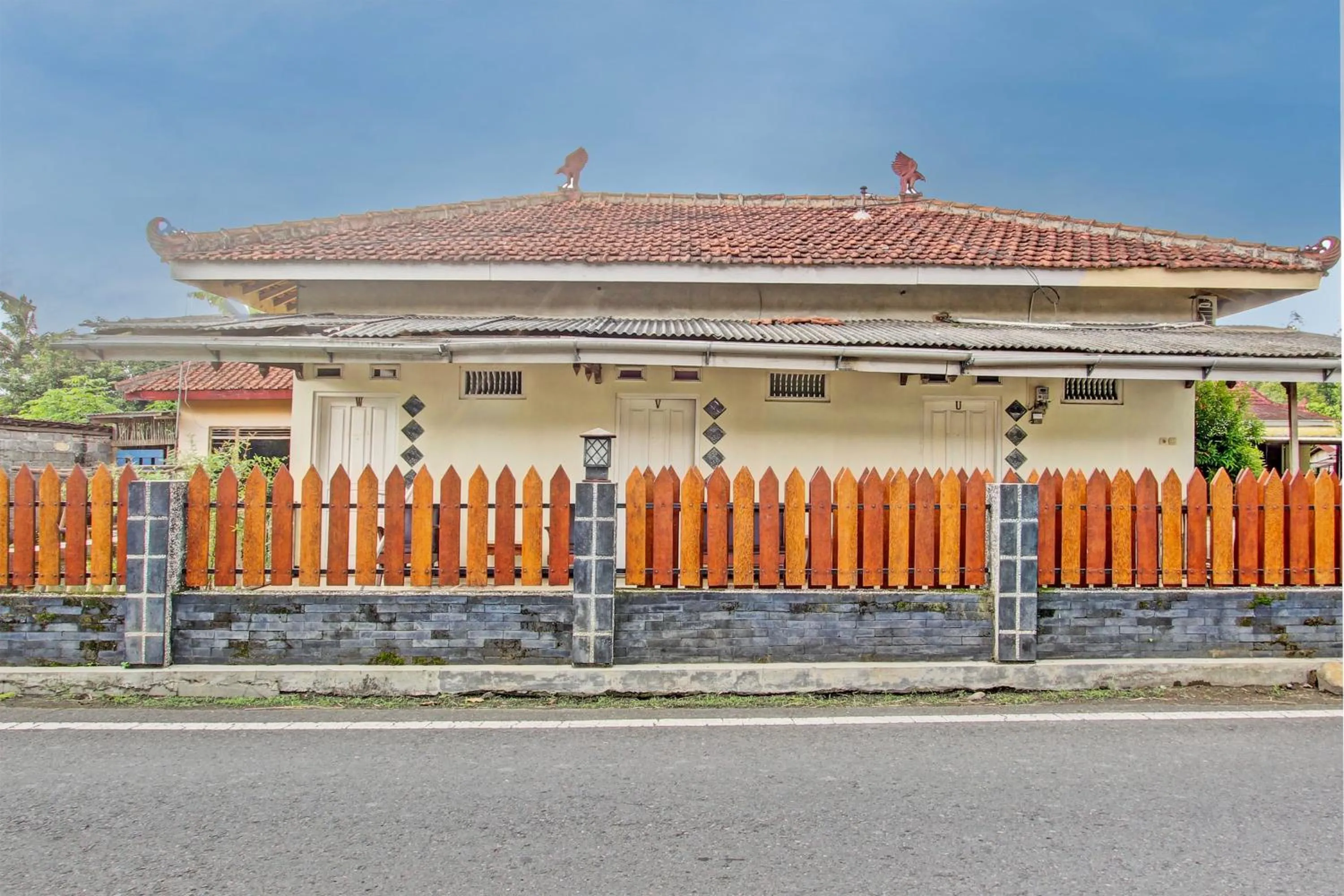Facade/entrance in OYO 93660 New Family Hotel Syariah