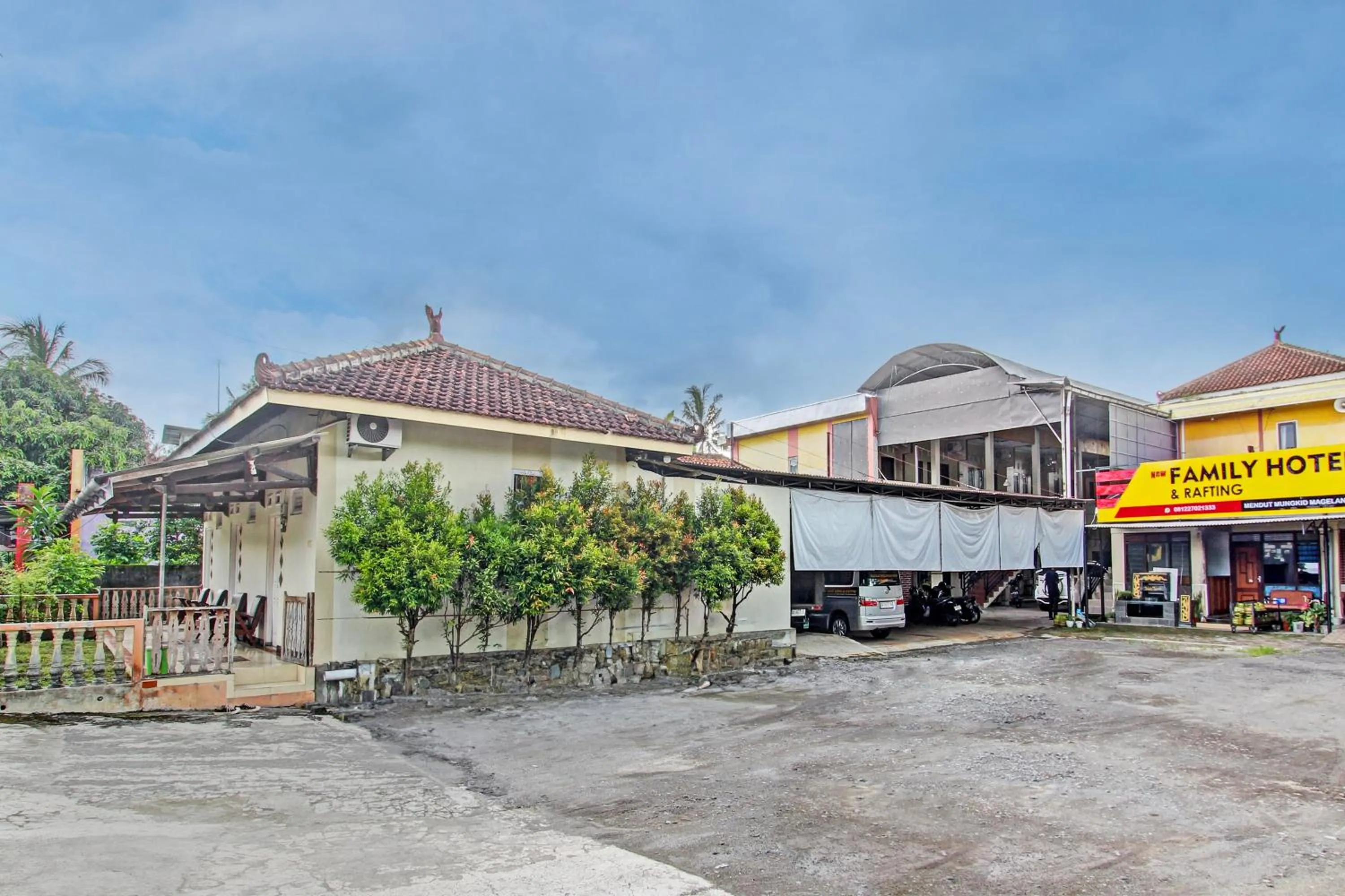 Facade/entrance in OYO 93660 New Family Hotel Syariah