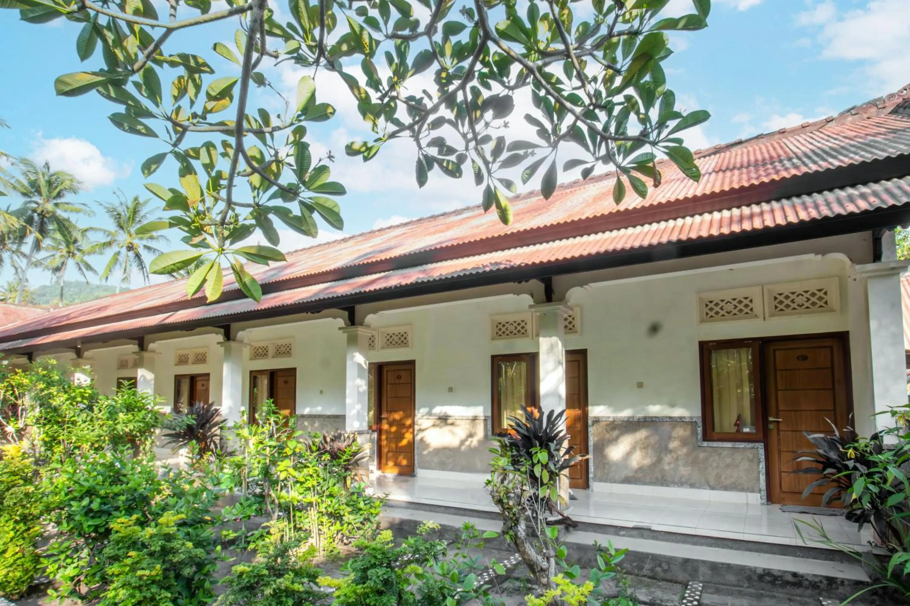 Facade/entrance in Hotel O Puri Batu Bolong