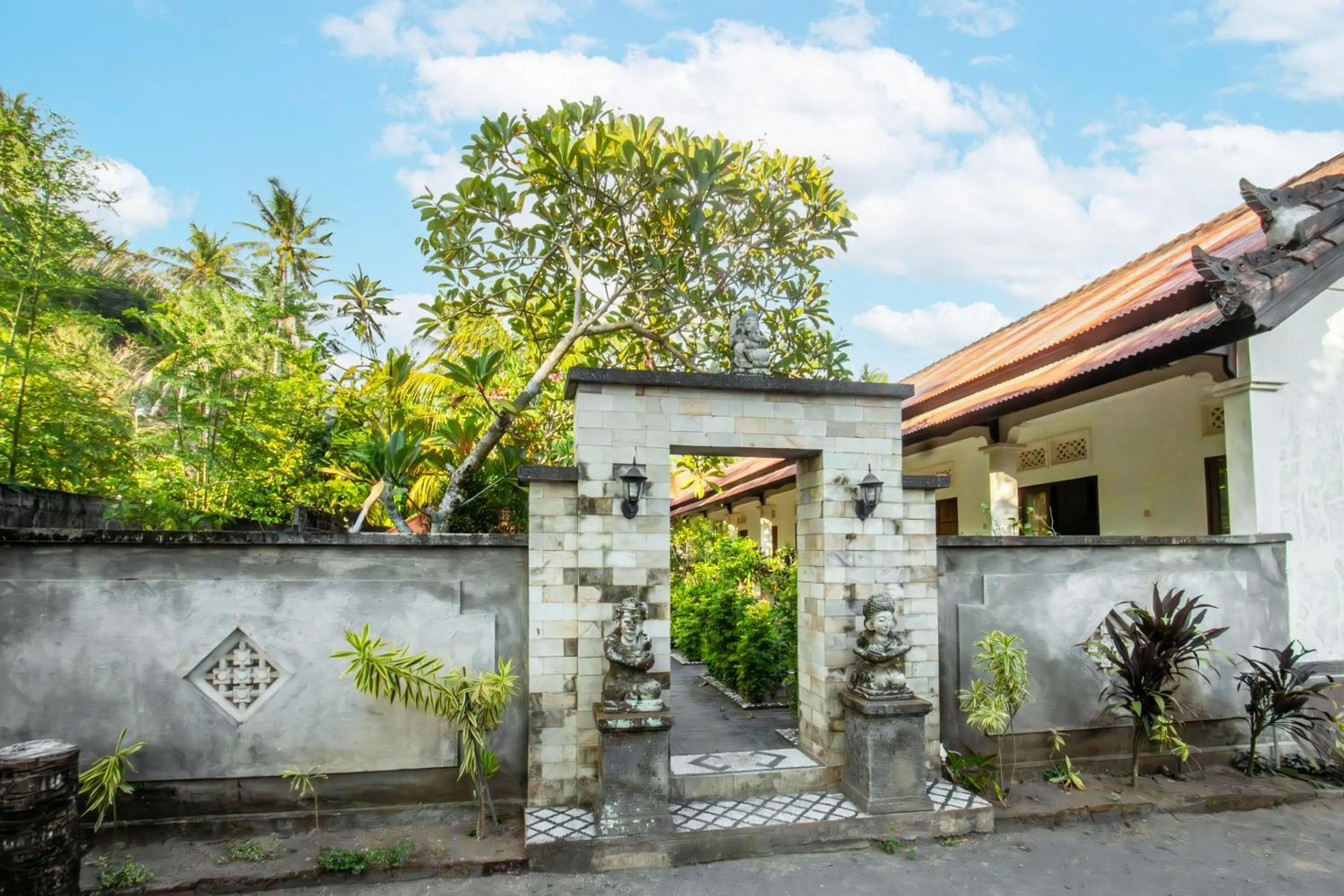 Facade/entrance in Hotel O Puri Batu Bolong