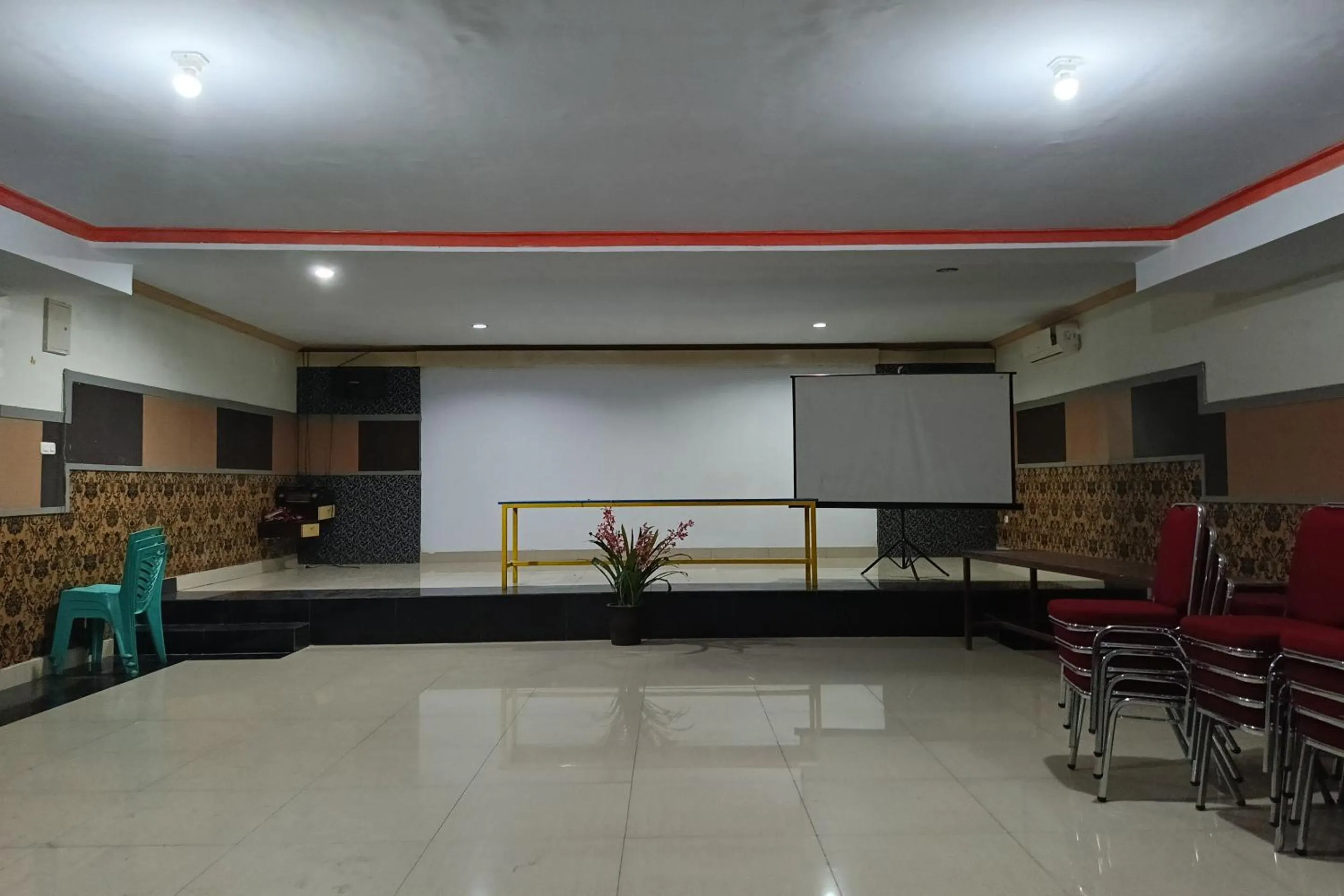 Lobby or reception in Hotel O Puri Homestay