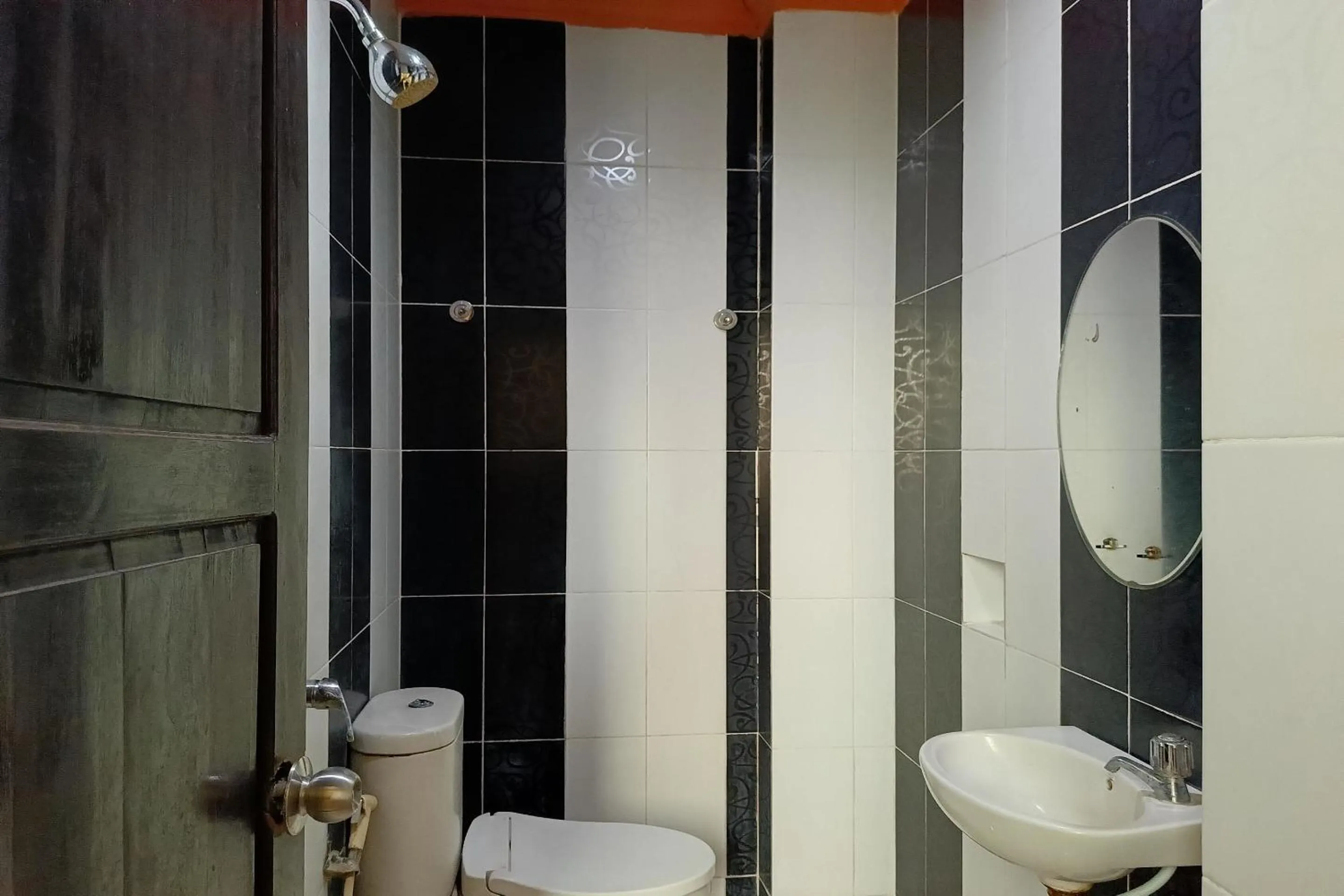 Bathroom in Hotel O Puri Homestay