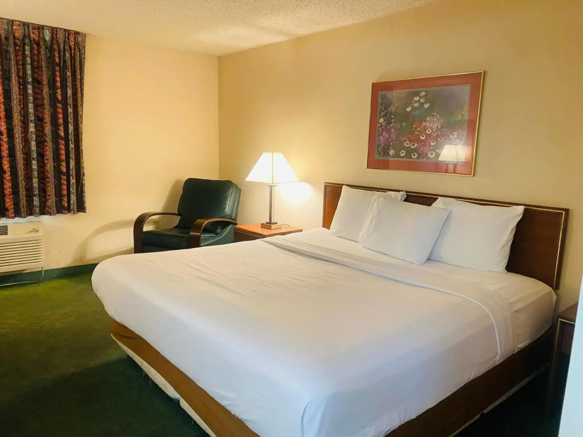 Superior King Suite in Norwood Inn Statefair Grounds Superior King Suite in Norwood Inn Statefair Grounds