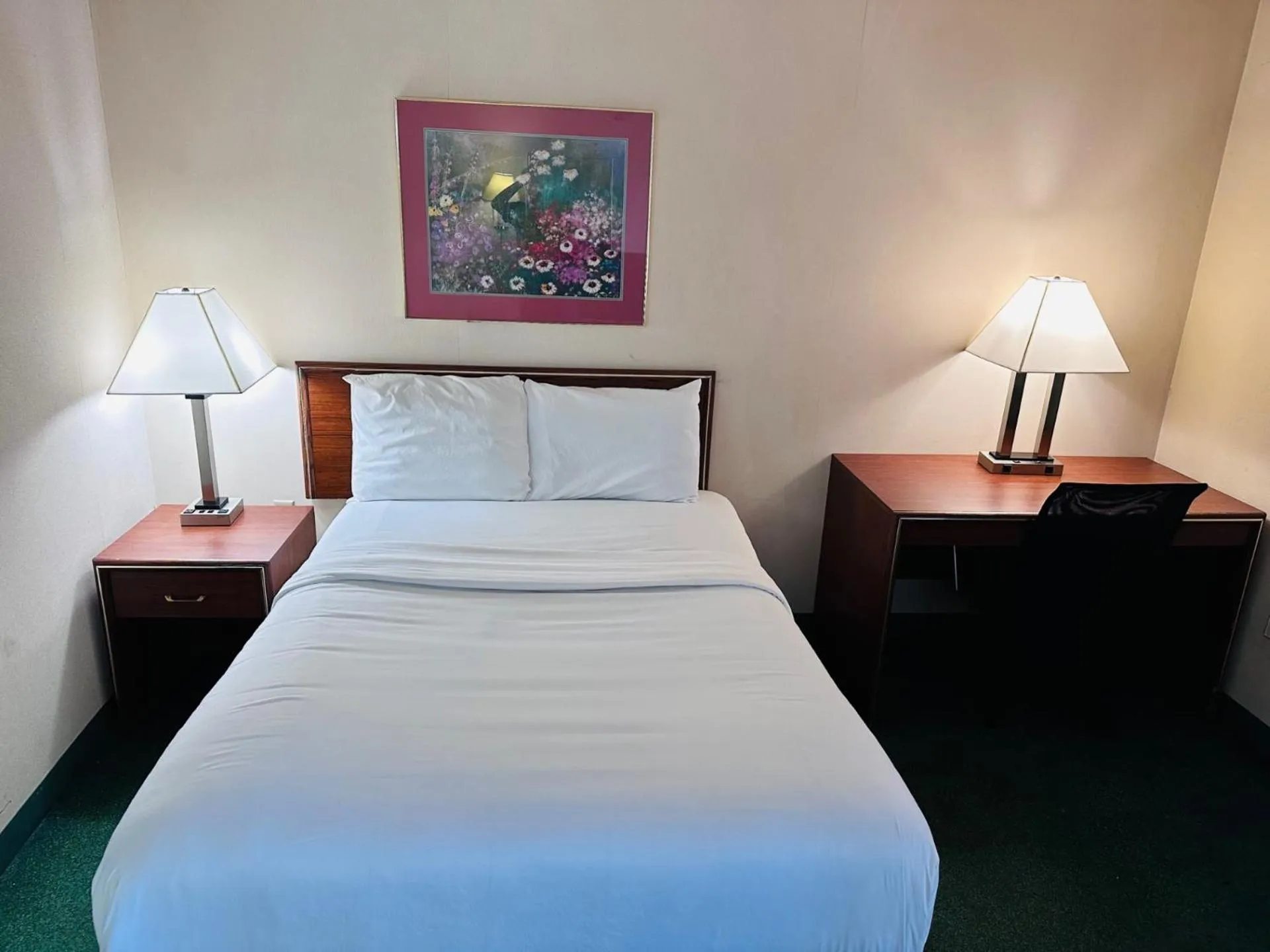 Bed in Norwood Inn Statefair Grounds