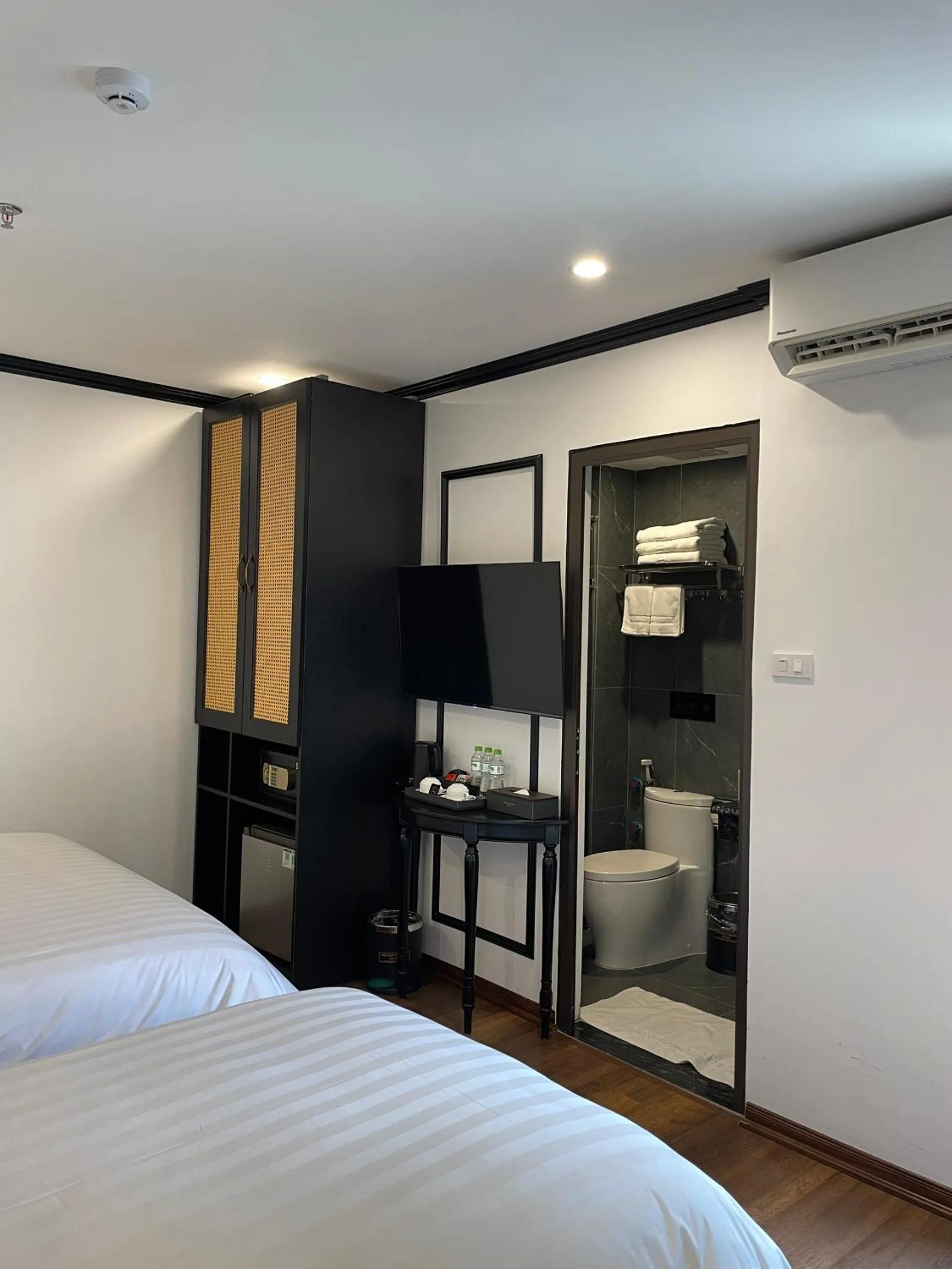 Bathroom, Bed in Aquarius Premium Hotel